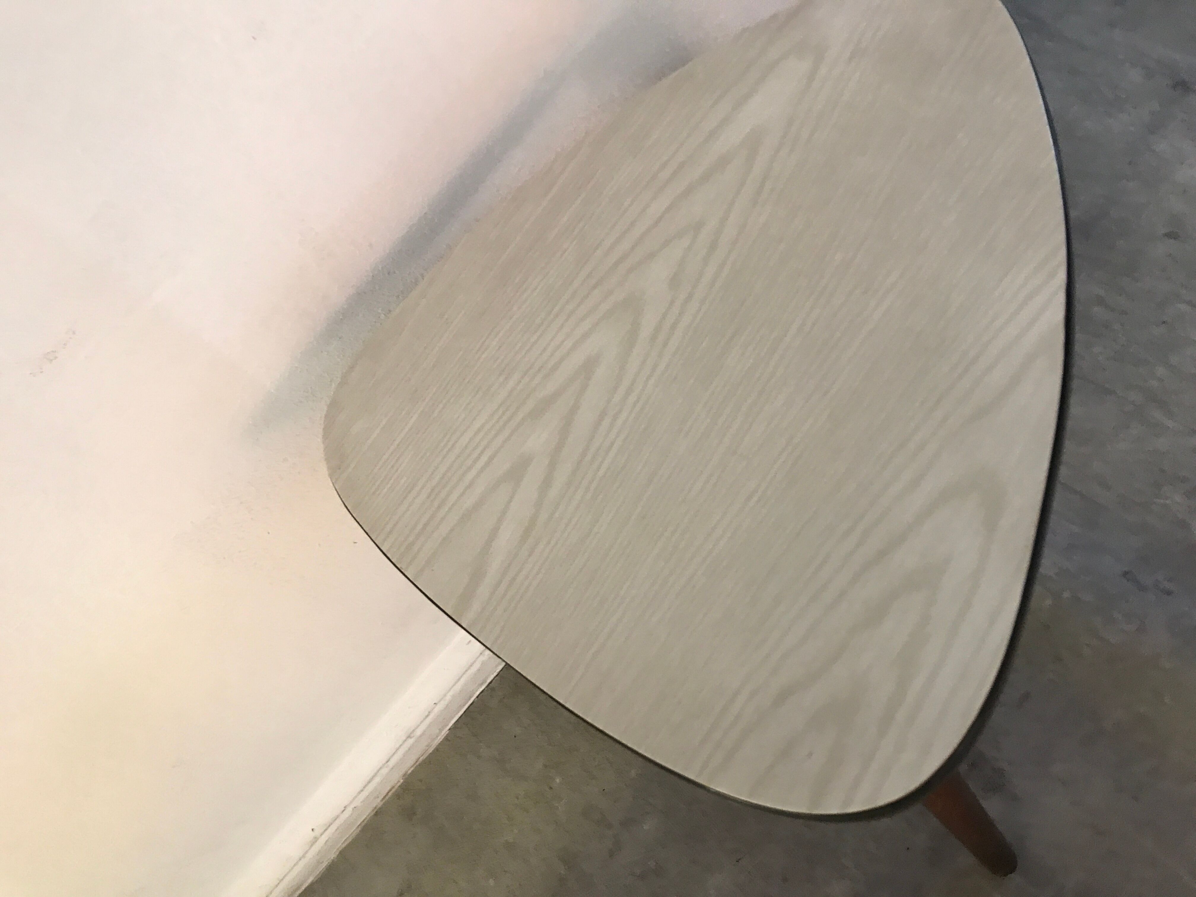 Small tripod table formica