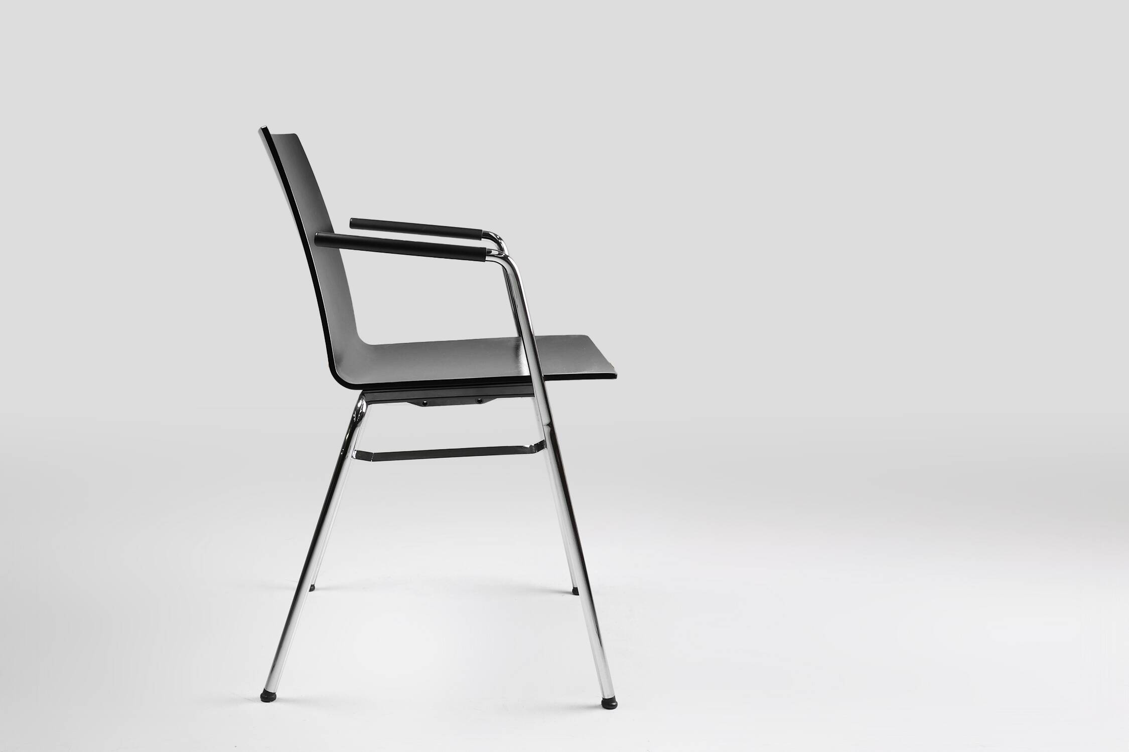 Chaise design moderne noire du milieu du siècle avec accoudoirs, Belgique