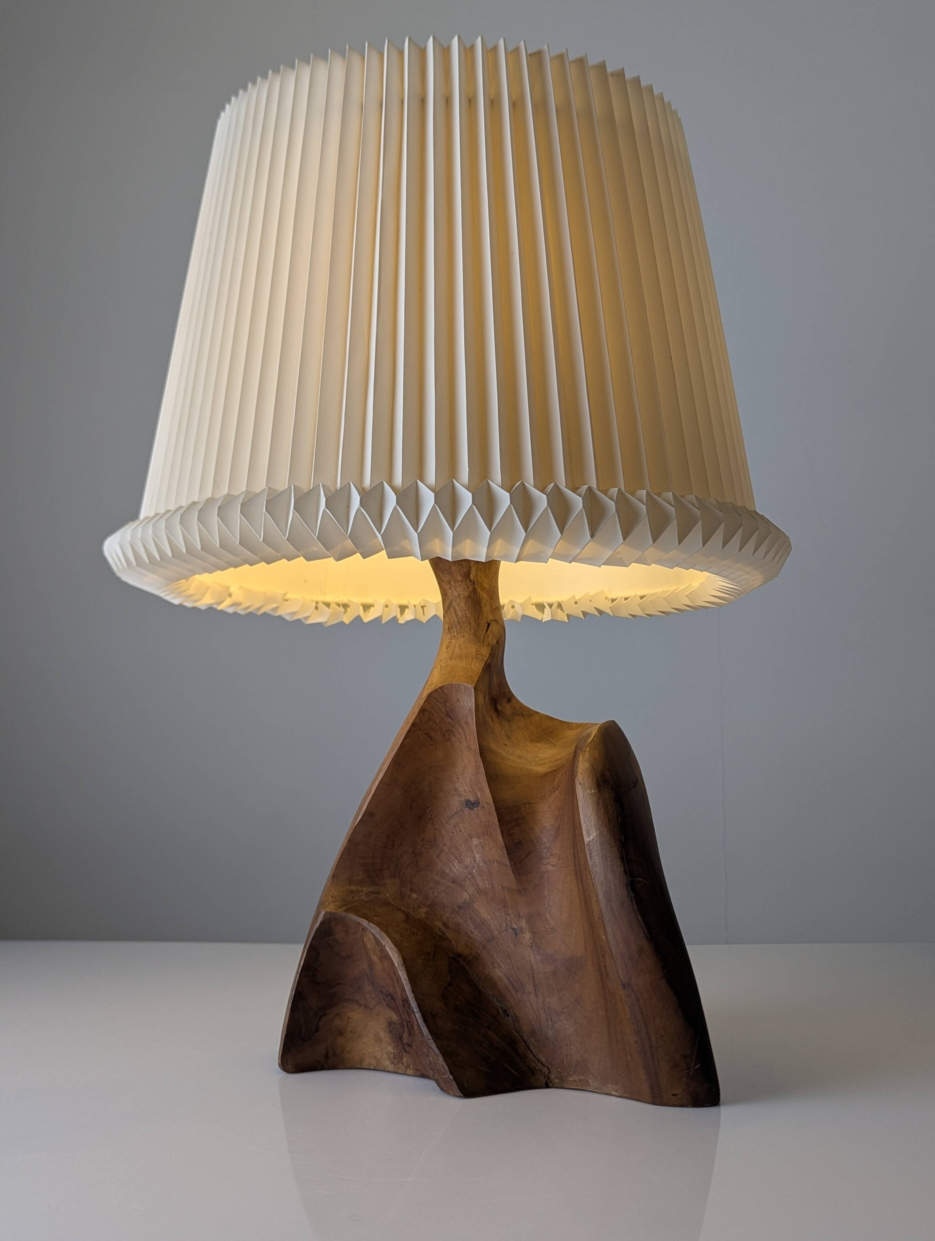 Sculptural table lamp in carved olive wood, organic modern 1970s