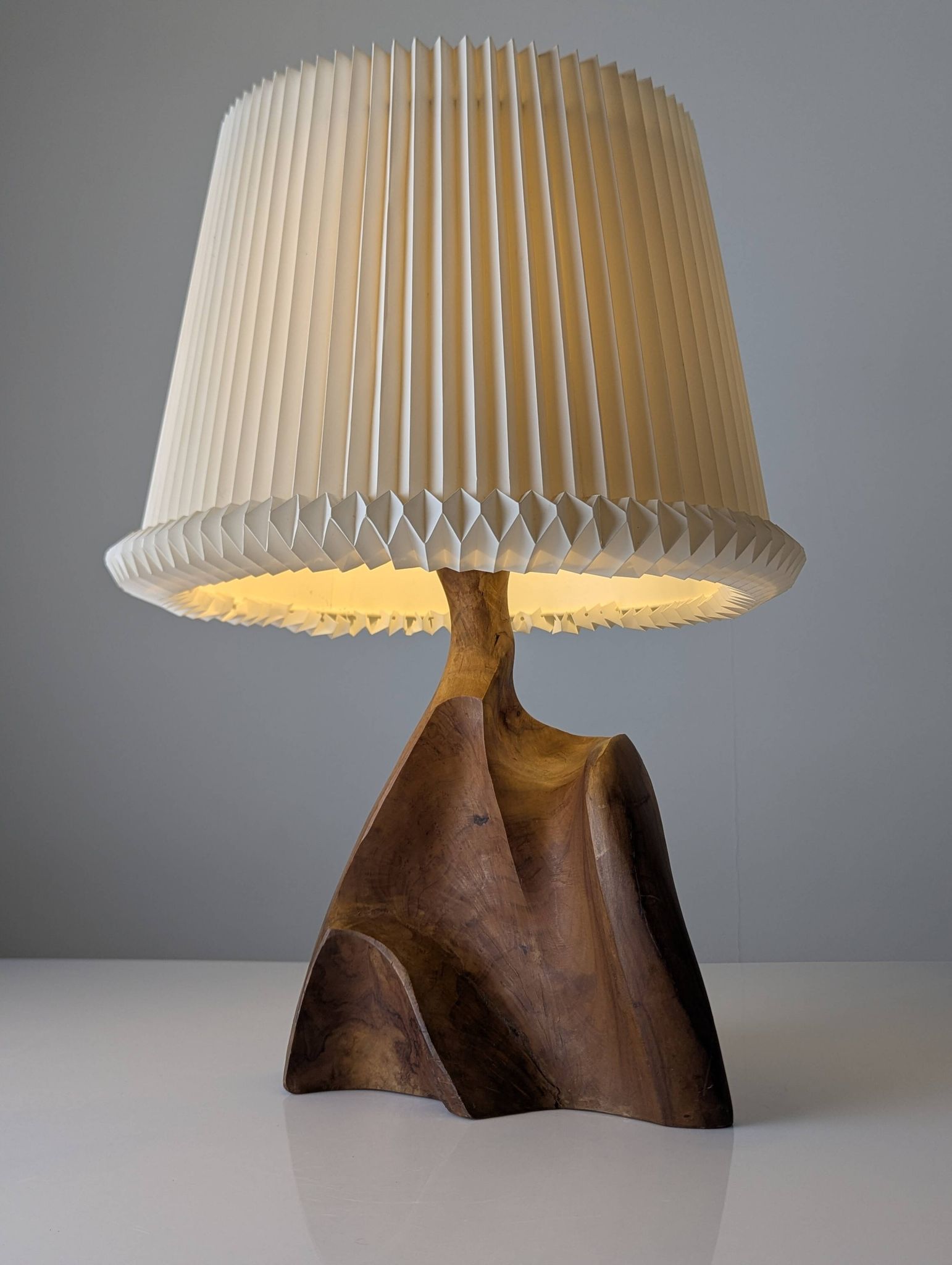 Sculptural table lamp in carved olive wood, organic modern 1970s