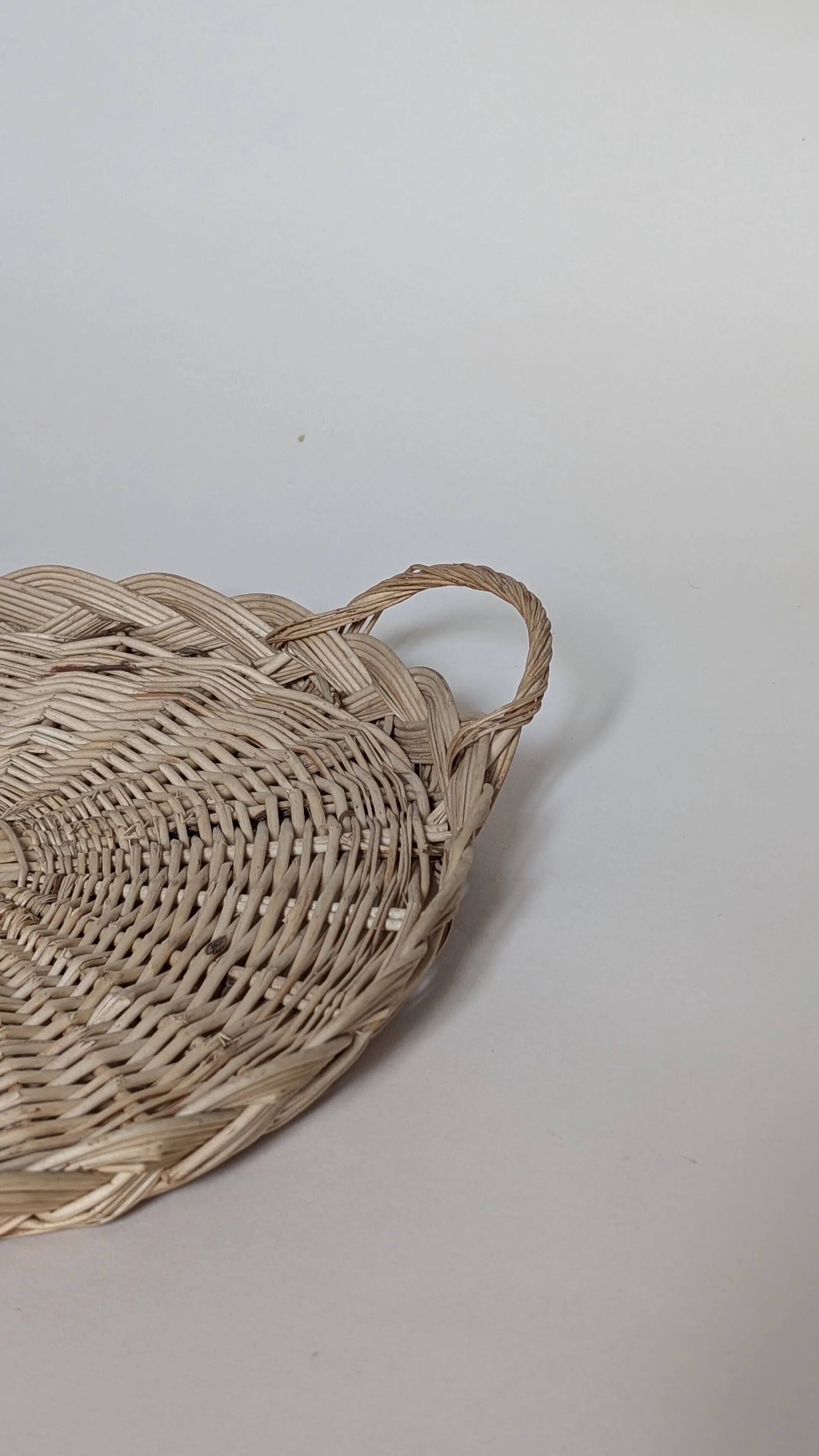 Round wicker tray