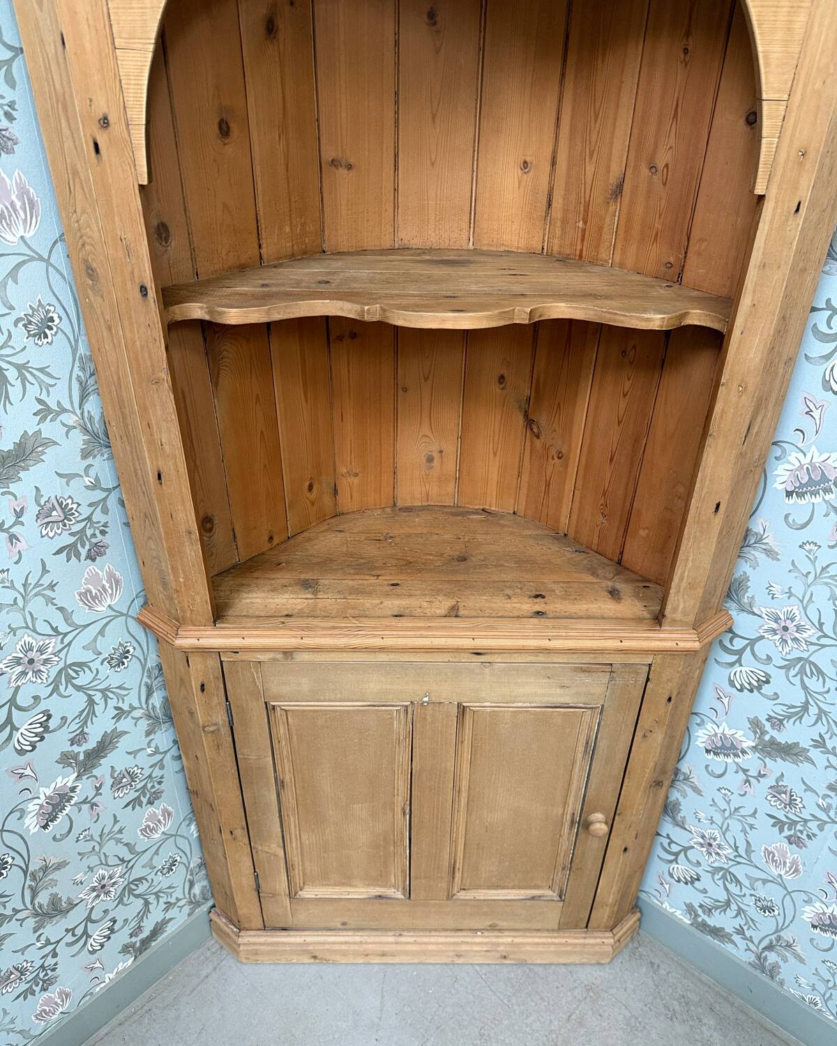 Vintage corner cupboard (renovated)