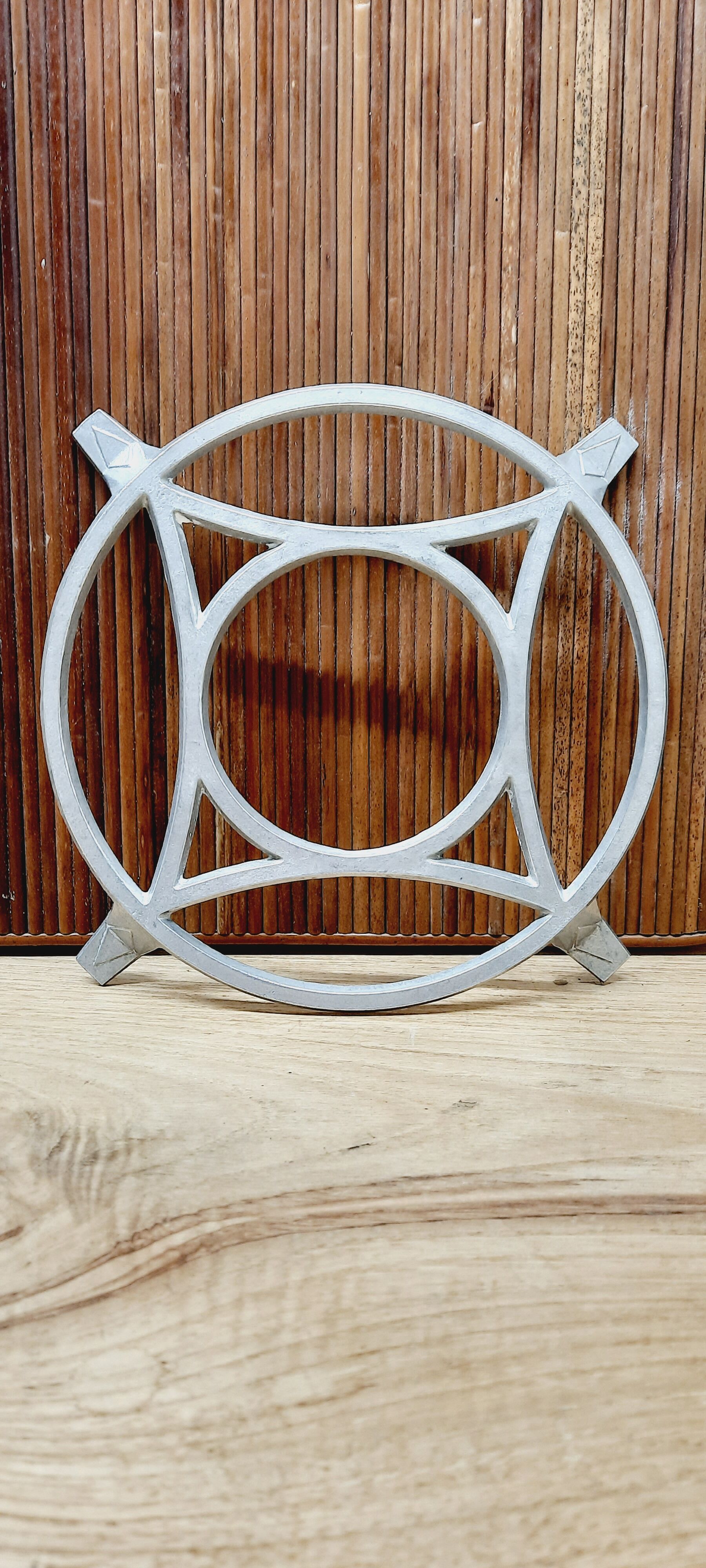 Round aluminum underside