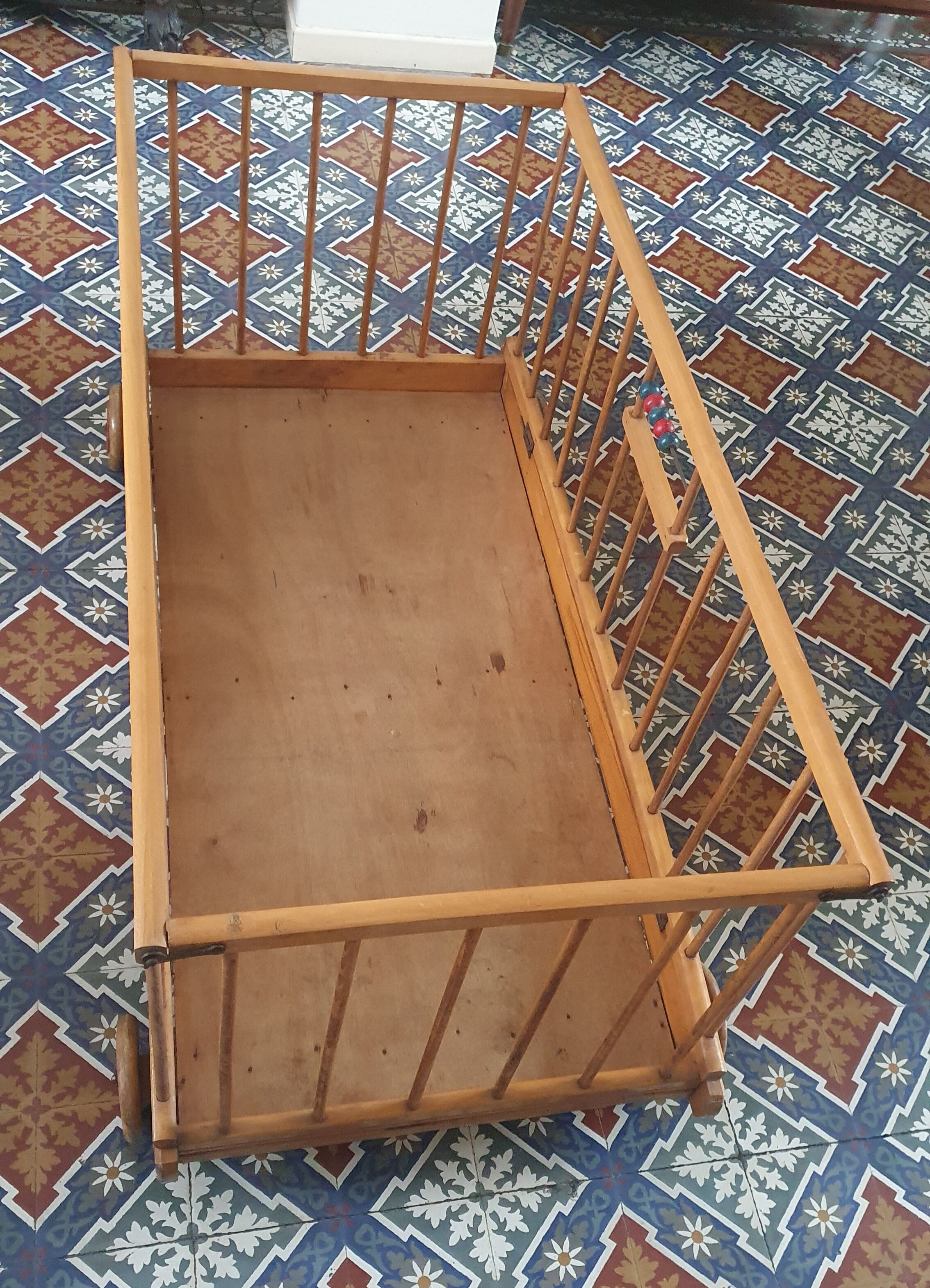 Parc en bois pliable sur roulettes en bois