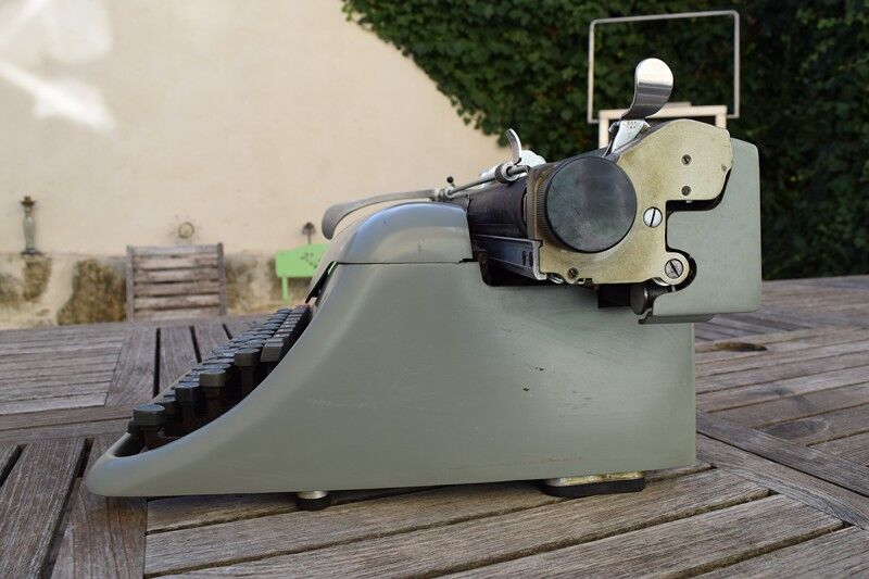Hispano olivetti typewriter
