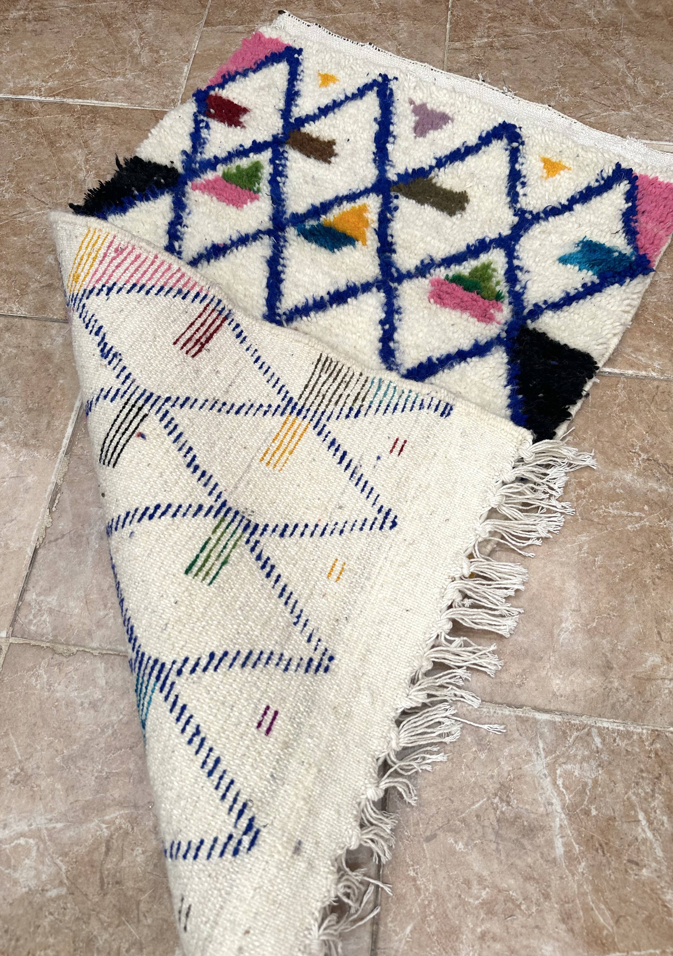 Small handmade Moroccan rug, small Beni Ouarain rug in Berber wool,