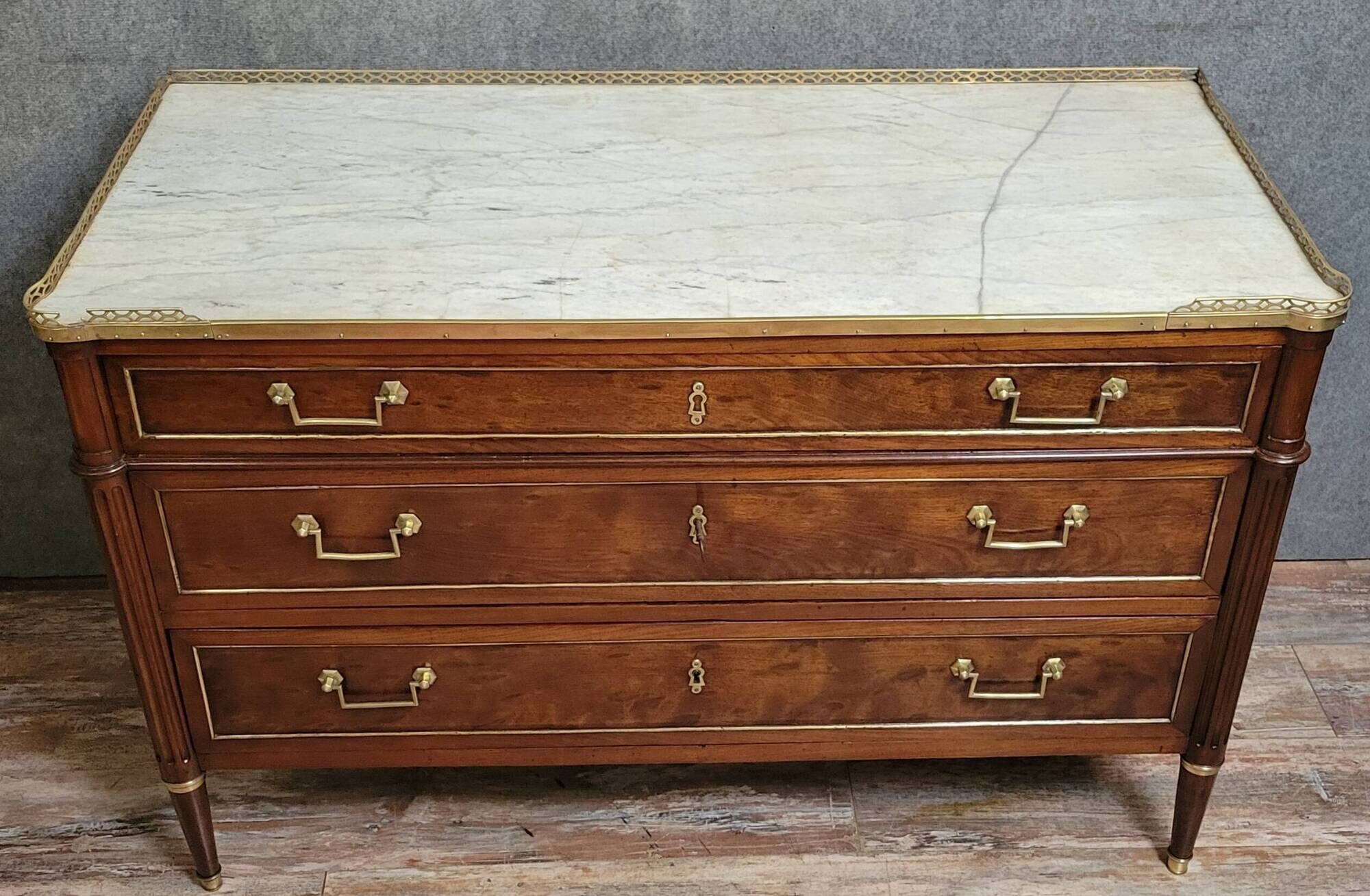 Commode Parisienne époque Louis XVI, réalisée à la fin du XVIIIᵉ siècle