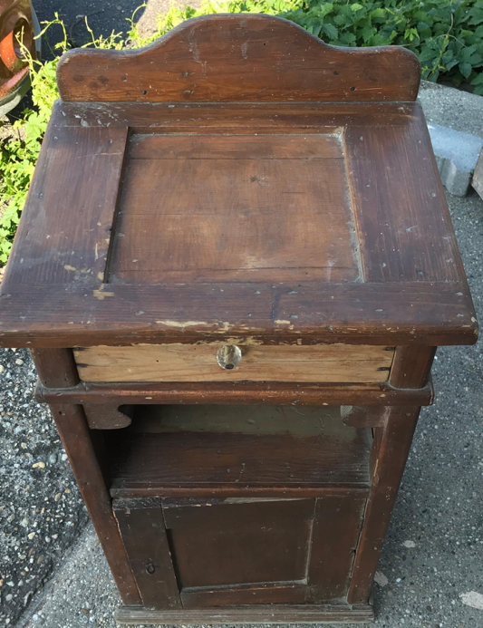 Table de nuit en pin, vers les années 1900