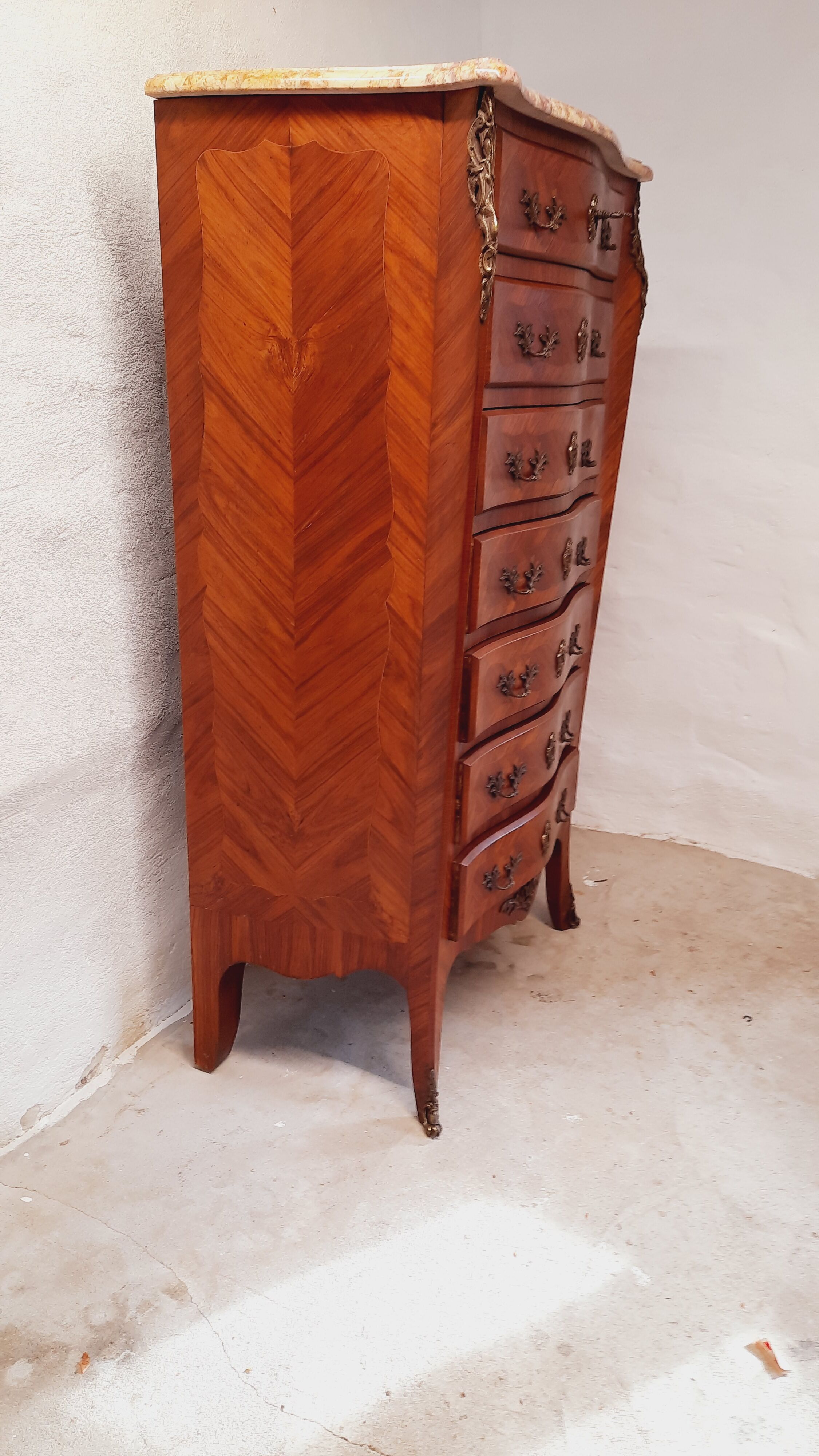 Louis XV-style weekly commodity