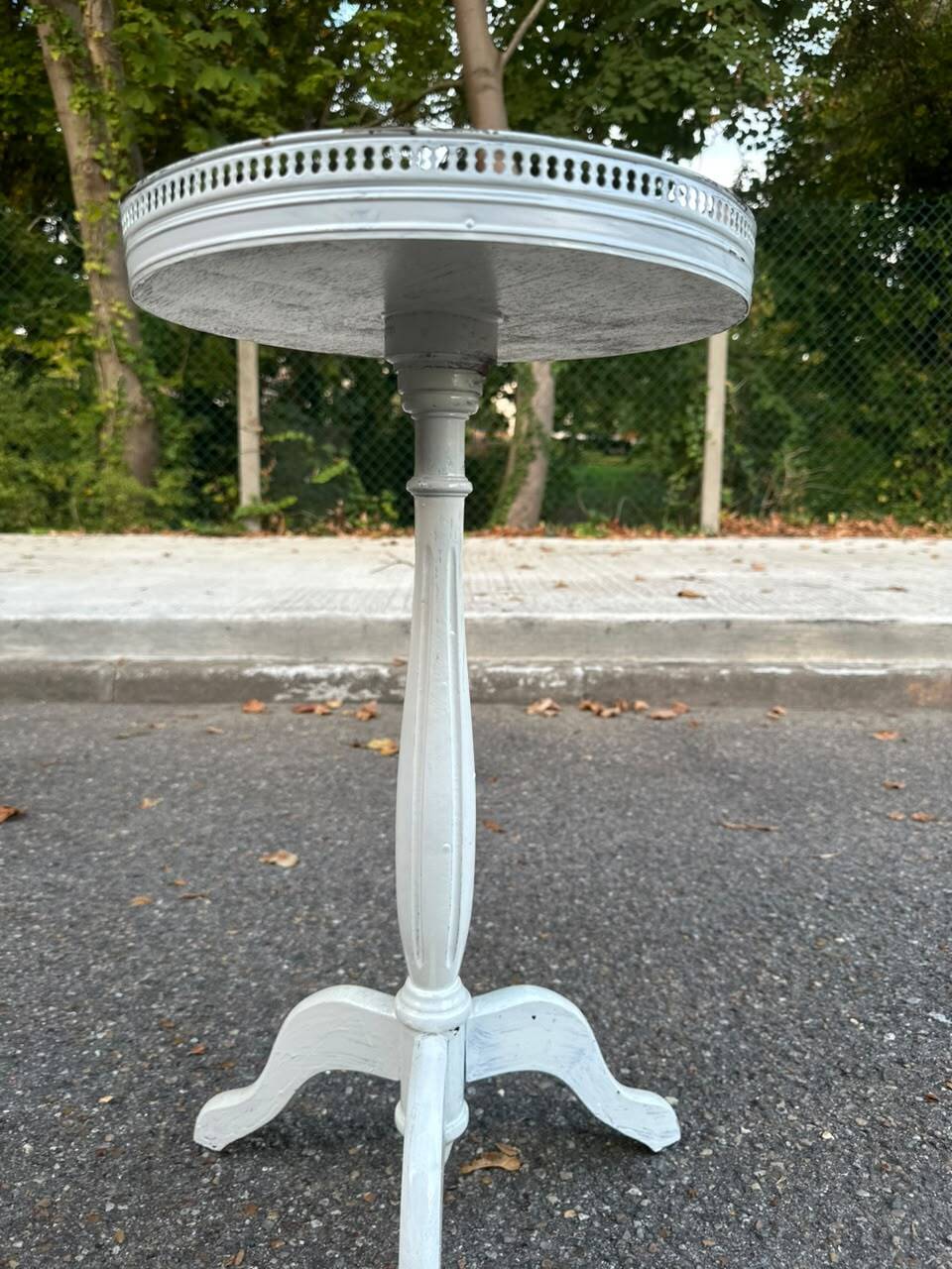 White tripod gueridon in Louis XVI style with a mirrored top, 1970.