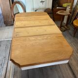 Extendable dining table