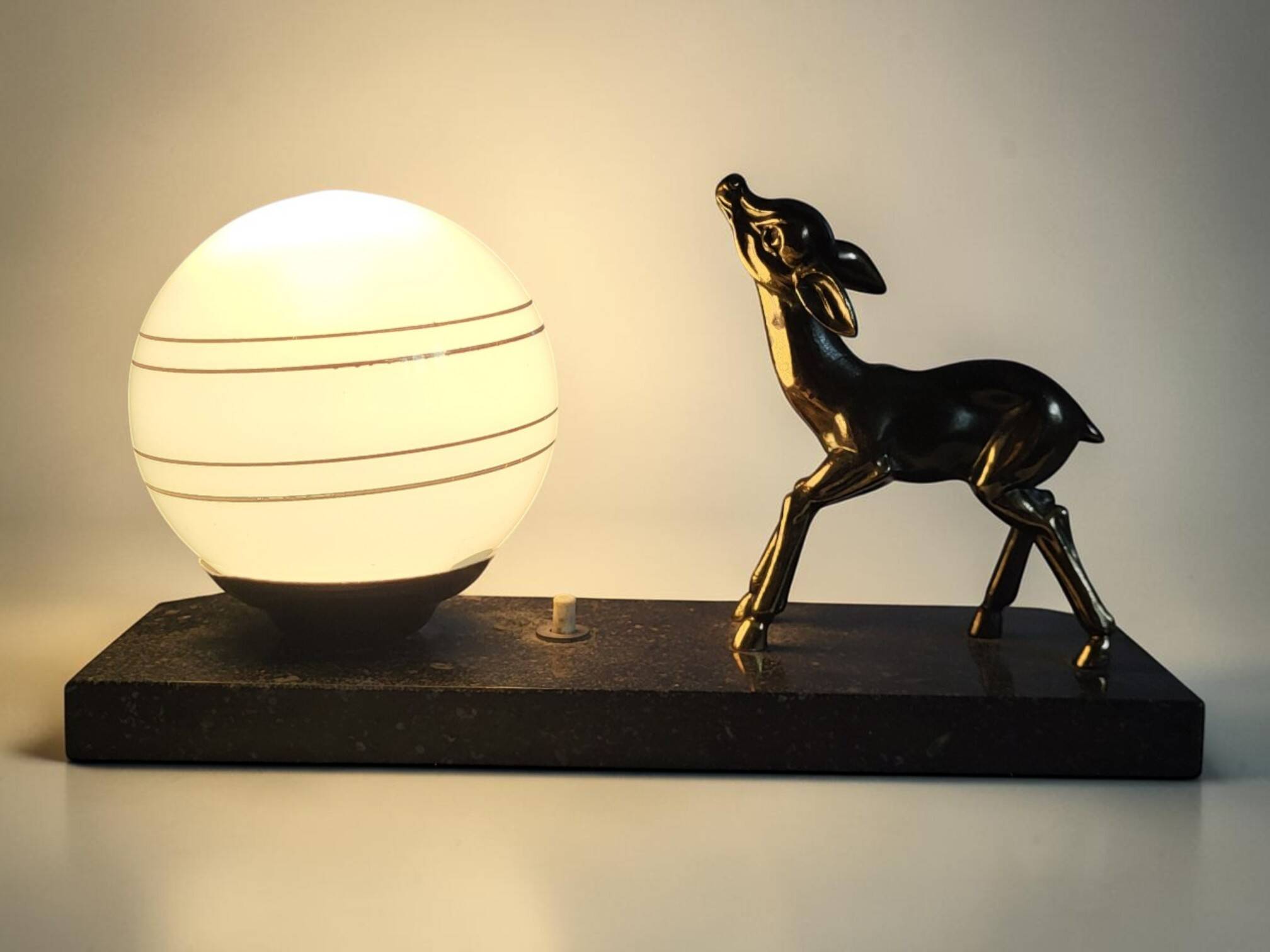 Lampe veilleuse Art Déco au faon, 1930