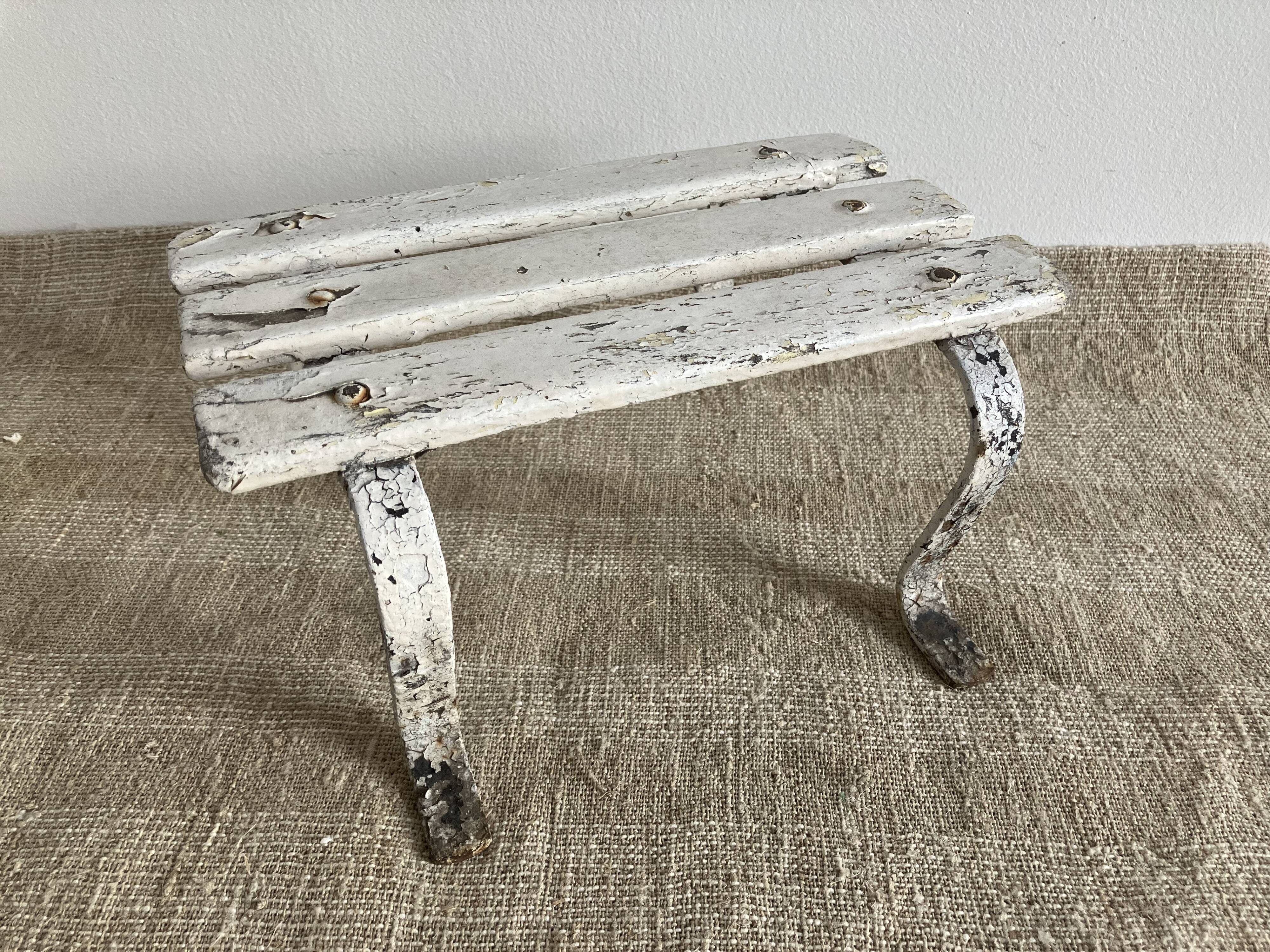 Petit tabouret à lattes, marchepied