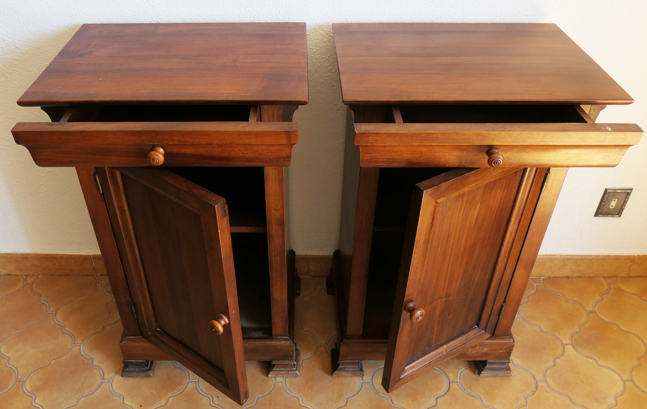 Set of 2 nightstands solid wood