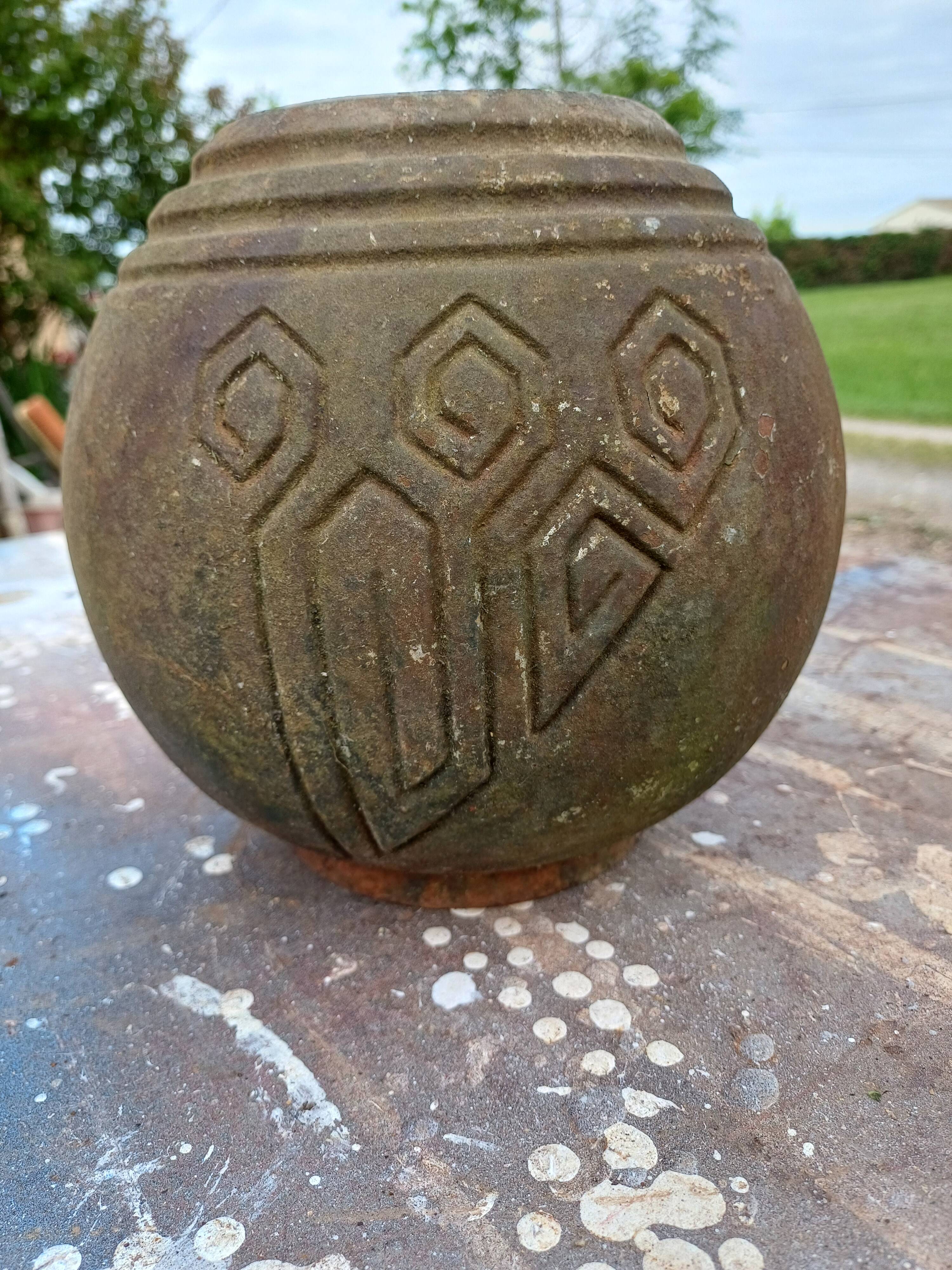 1 round cast iron vase from 1900 in Art Deco style: Charleville - Mézières