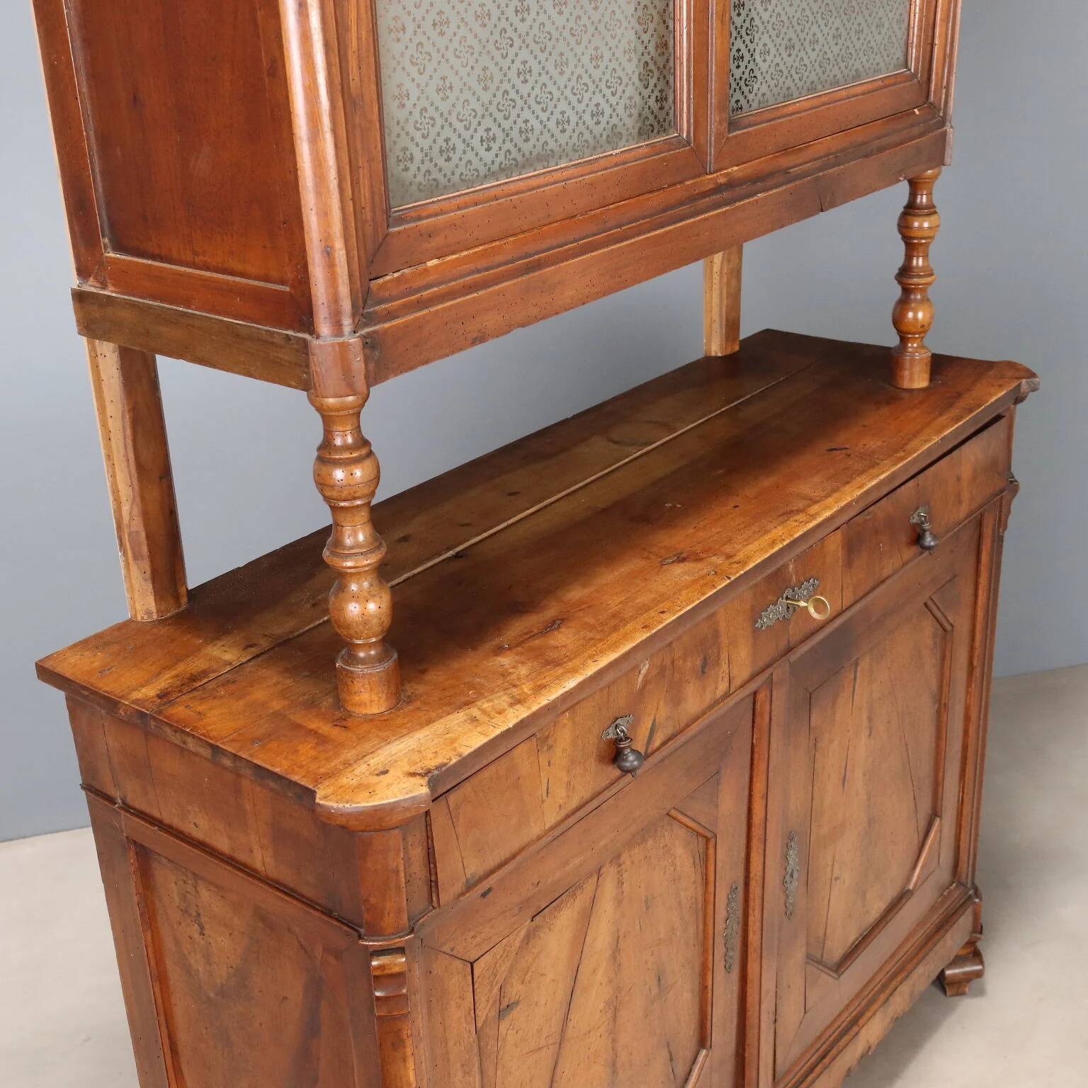 Antique Umbertine buffet in walnut, Italy, 19th century
