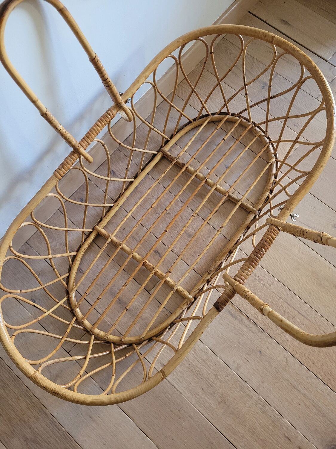 Rattan bassinet with support