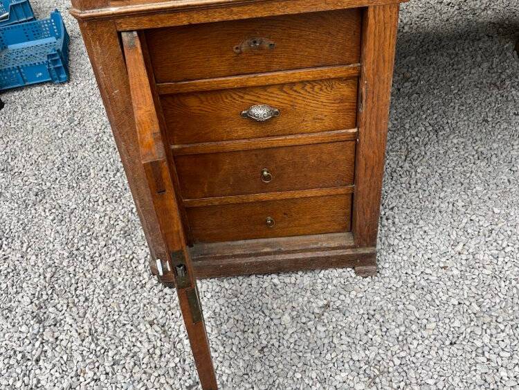 Minister's desk in oak