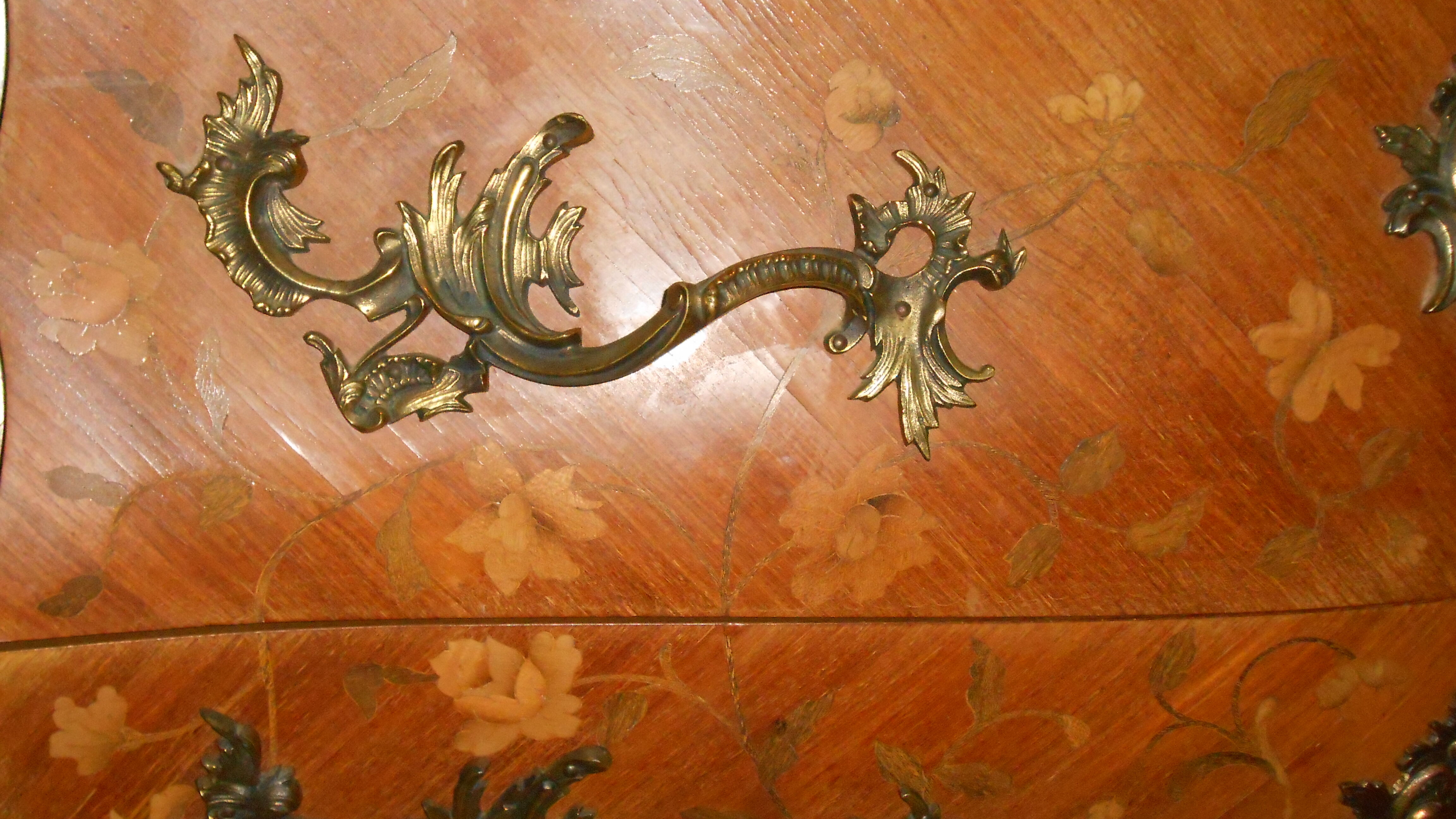 Commode galbée style Louis XV