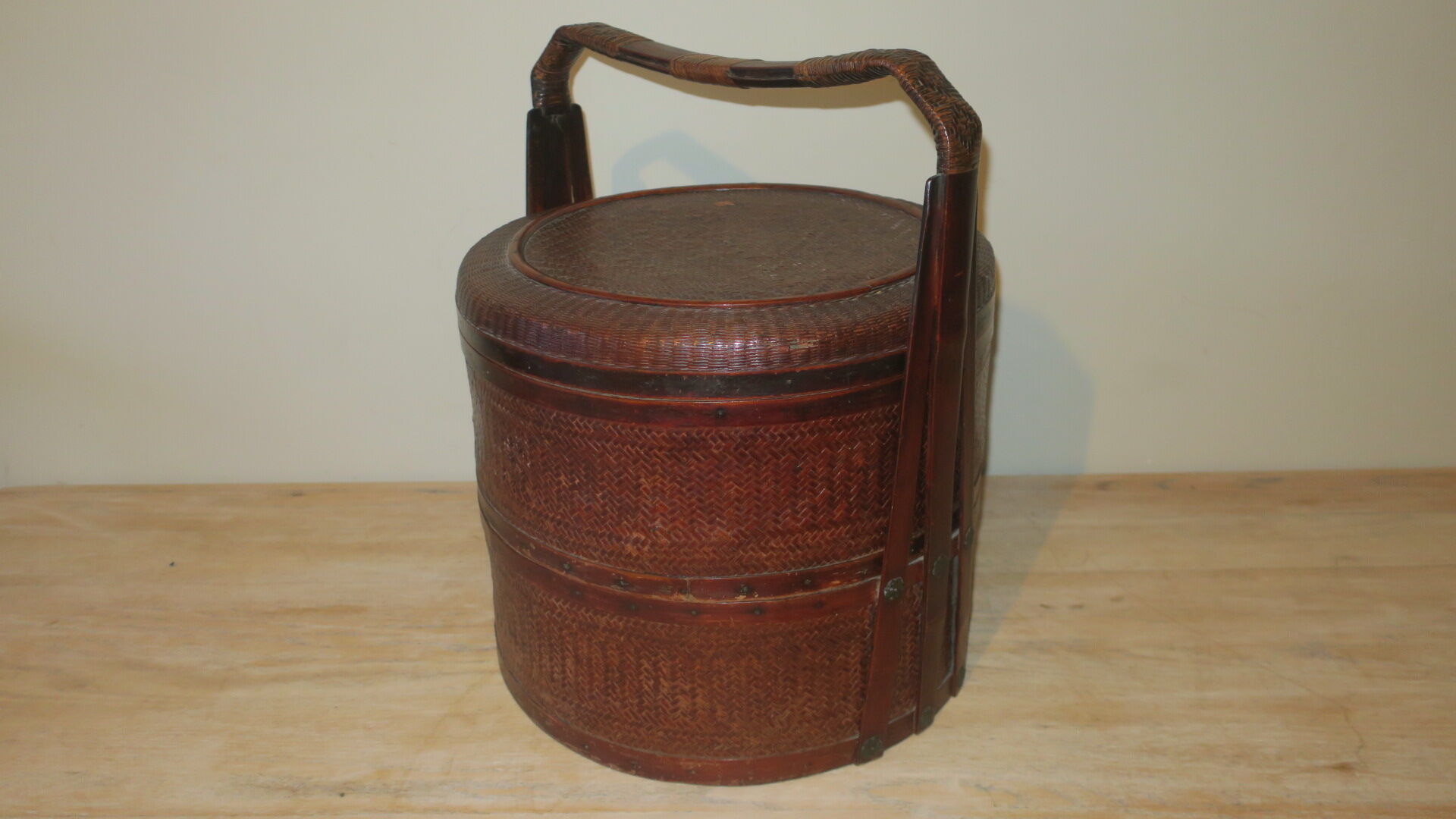 Panier chinois antique en bois et rotin à 3 sections
