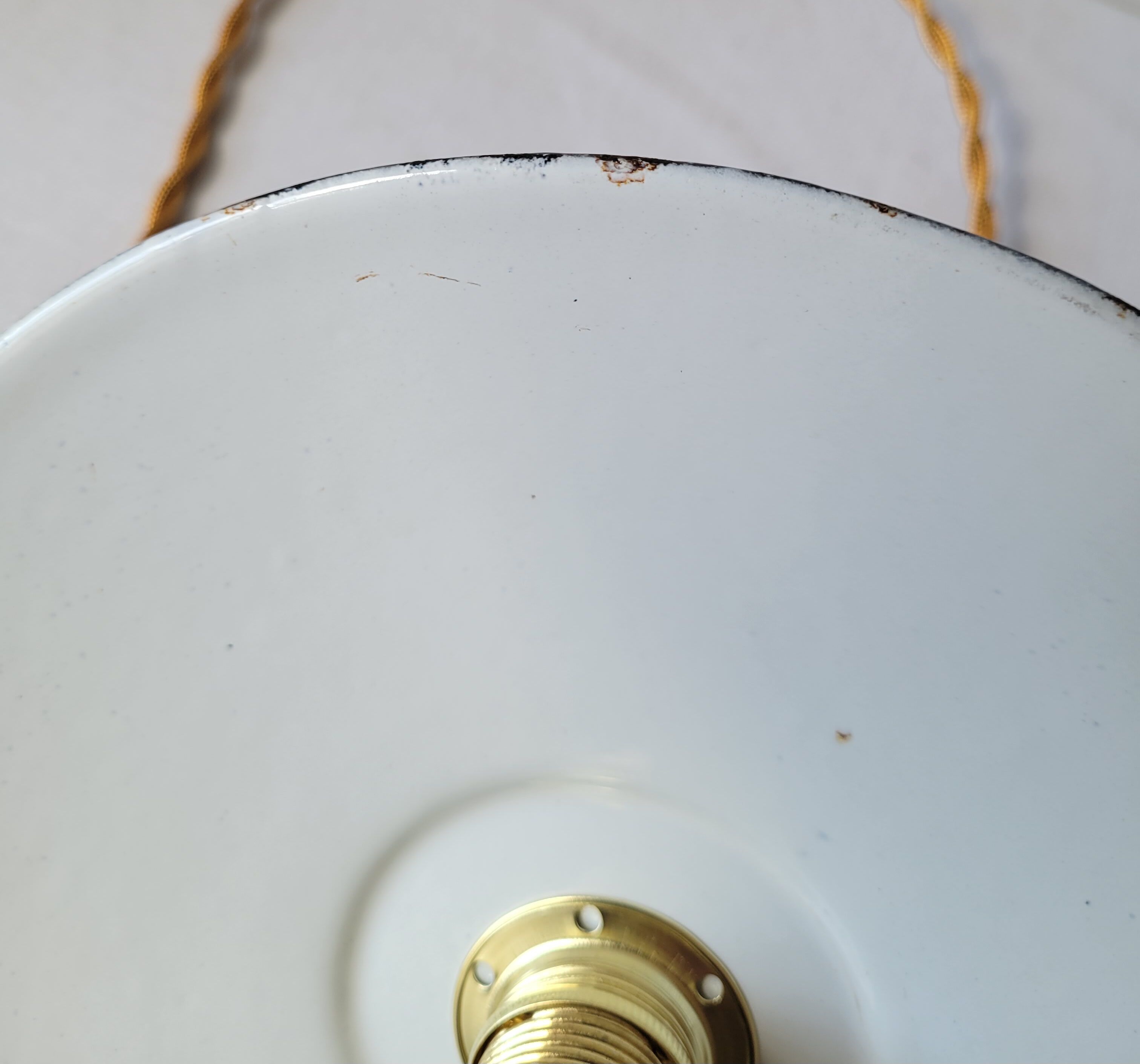 Suspension in black enamelled sheet metal