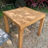 Table minimaliste carrée