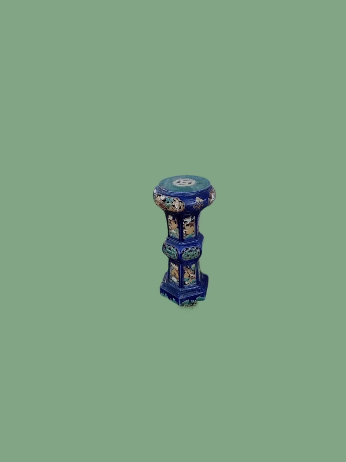 Vase chinois monumental sur piédestal en terre cuite émaillée