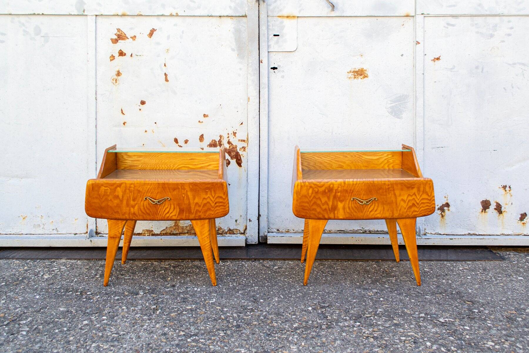 2 tables de chevet en bois et verre, Italie, années 1950