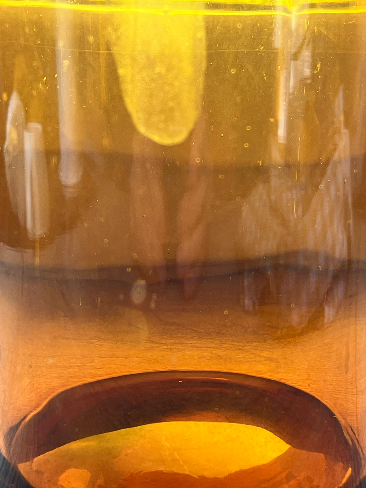 Flacon vase en verre ambré