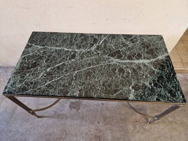 Table basse en laiton et dessus de marbre veiné vert des Alpes - 1960