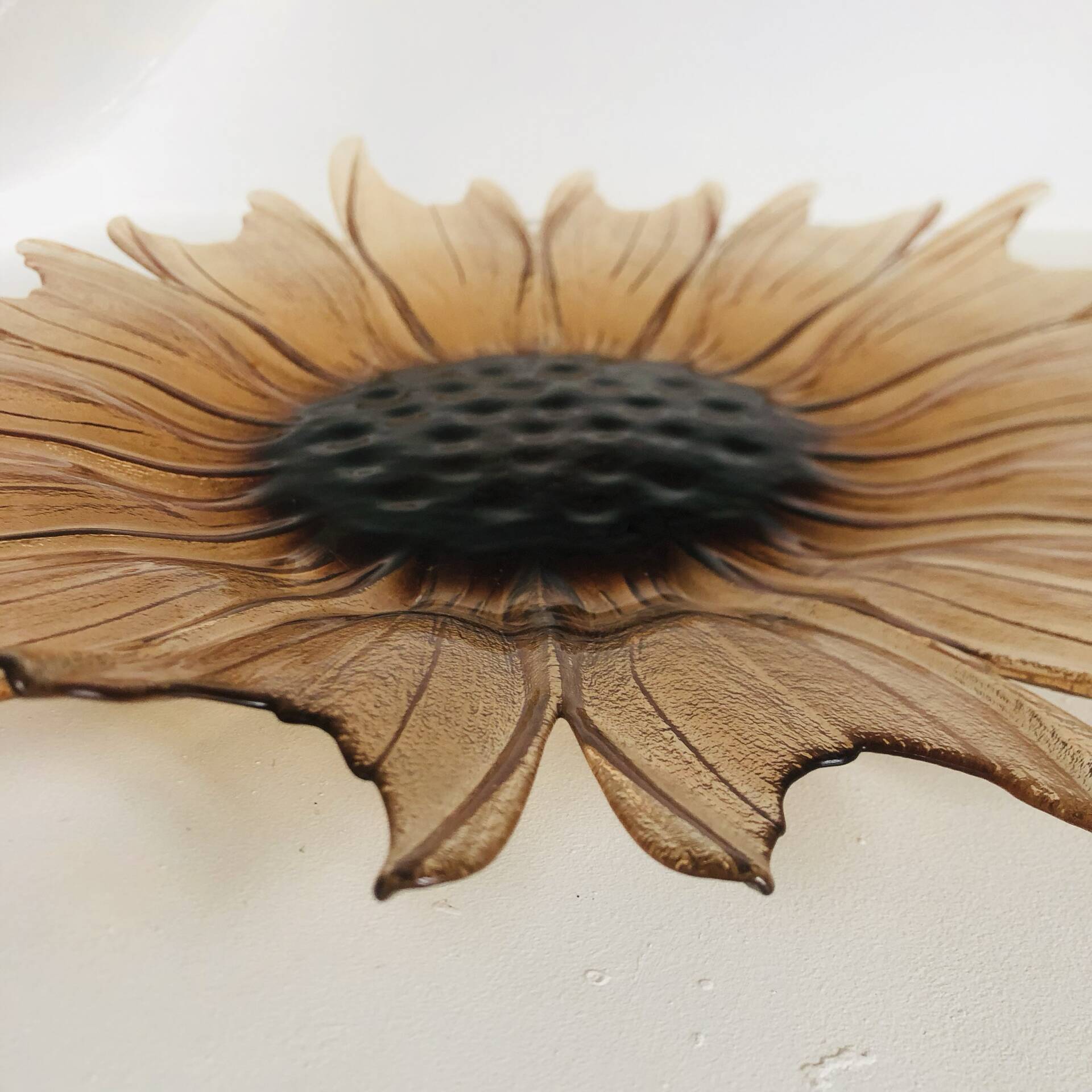 Plat tournesol en verre moulé pressé circa 1960