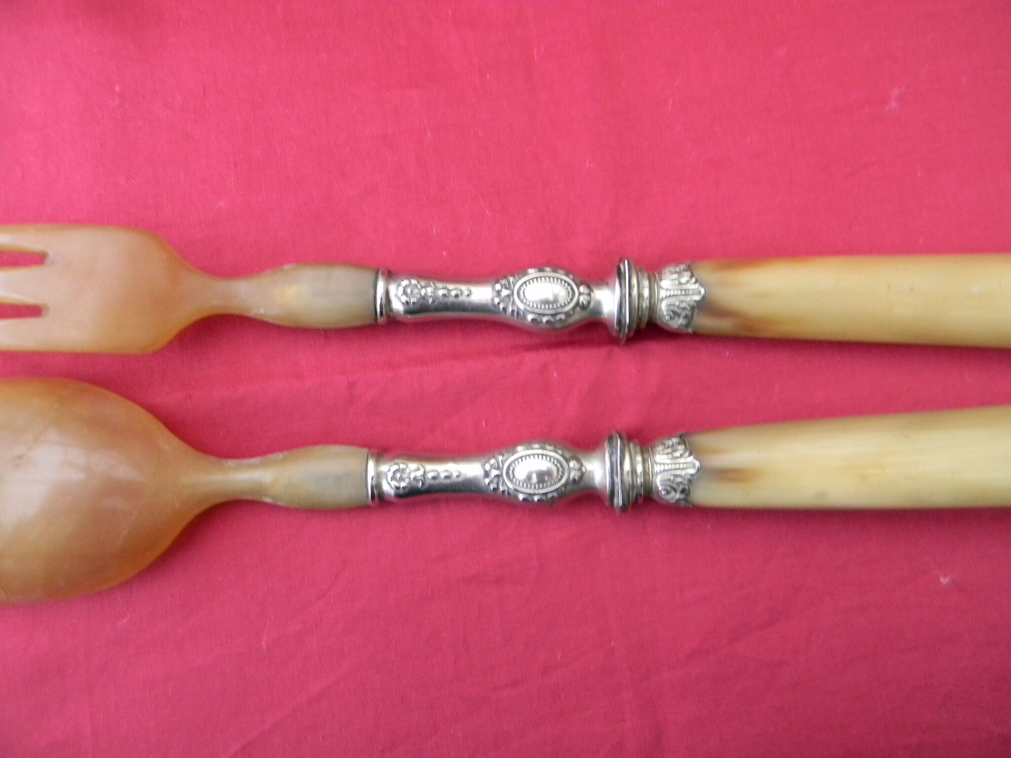 Covered with salad horn and silver metal.