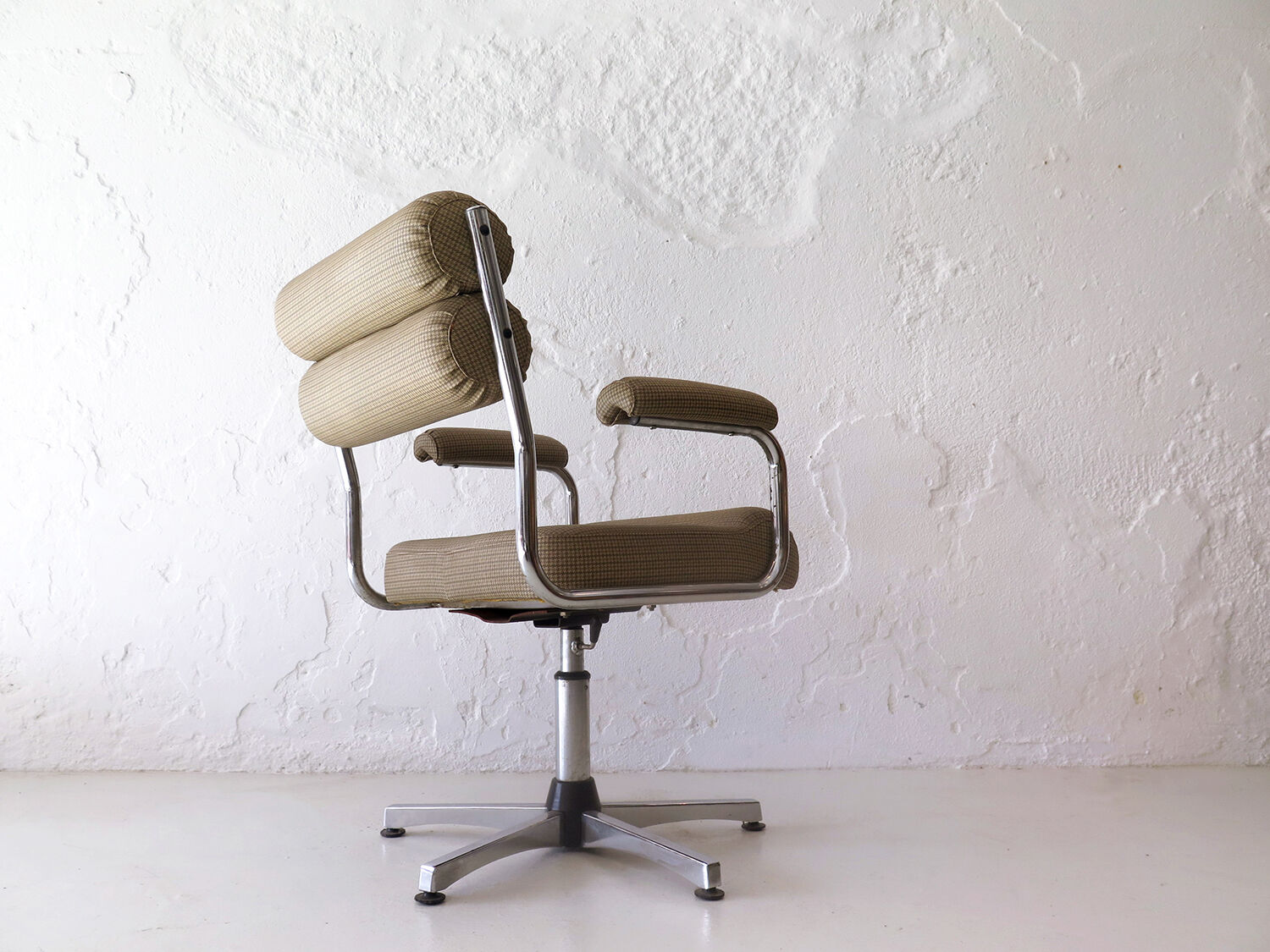 Chrome metal swivel office chair, 1950s