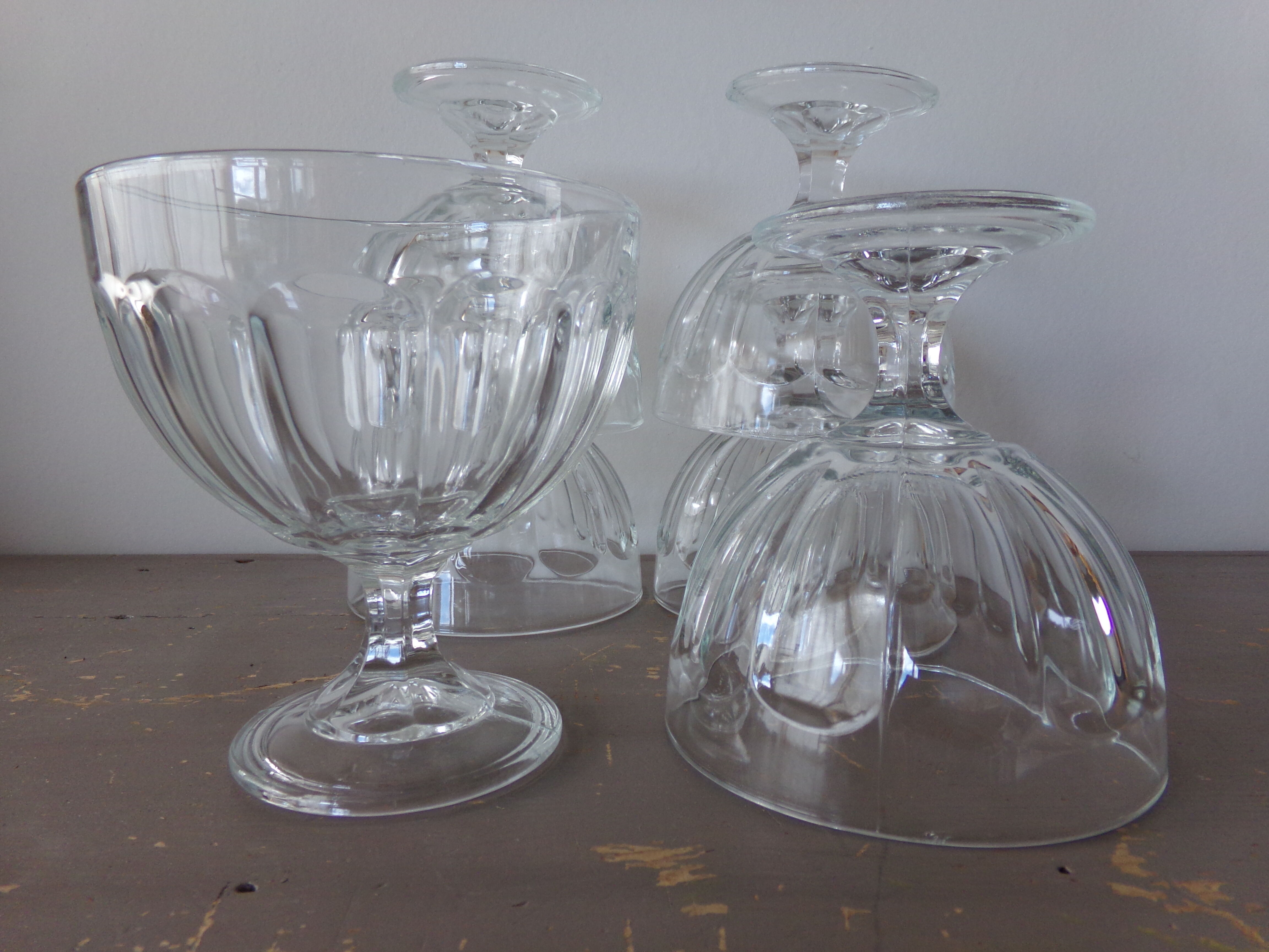 6 ice cream or dessert cups on foot