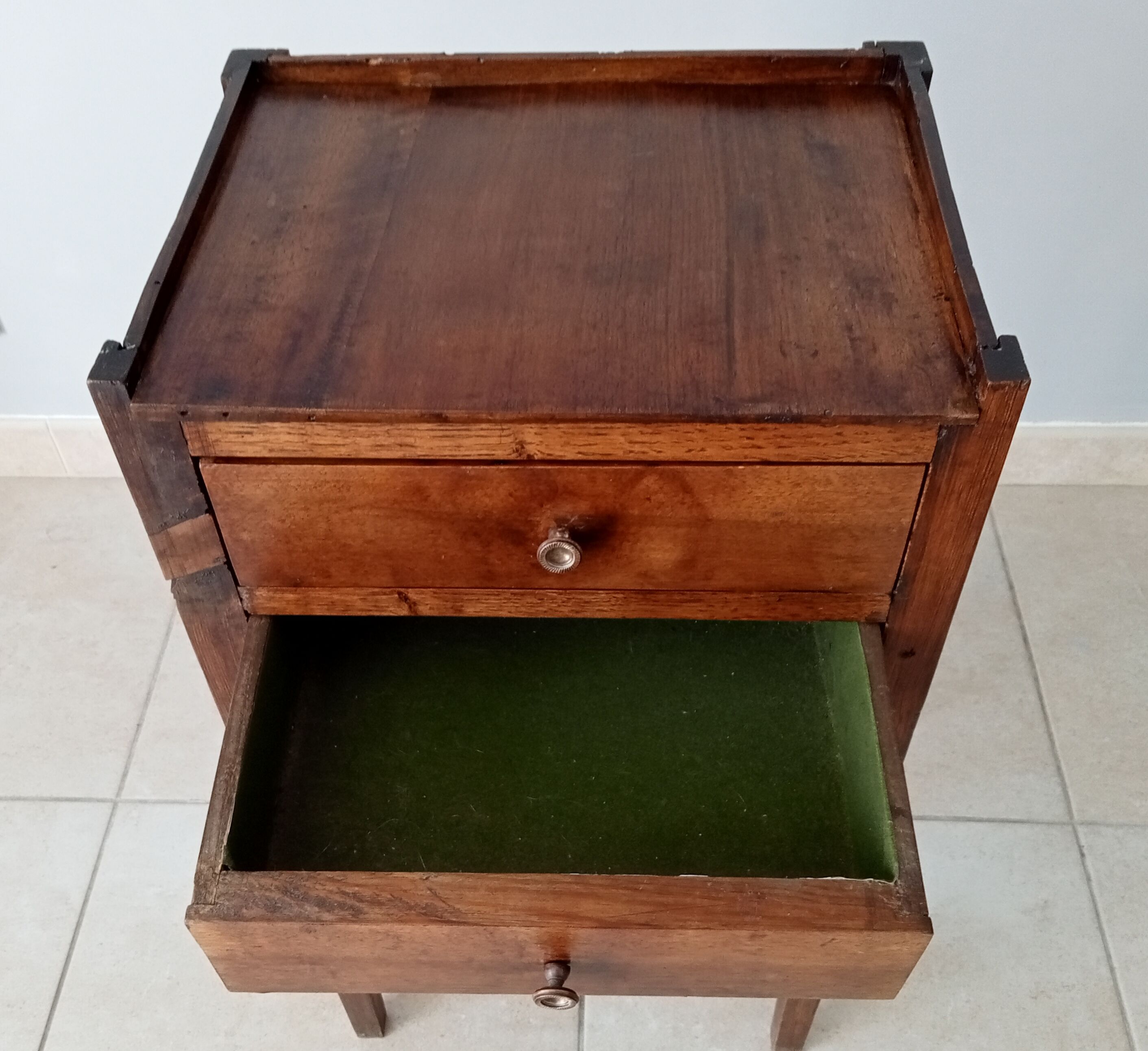 Walnut side table 20s/30s