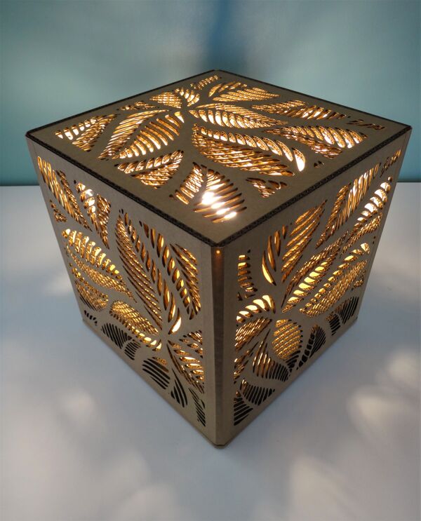 Lampe à poser design en carton ''Végétale