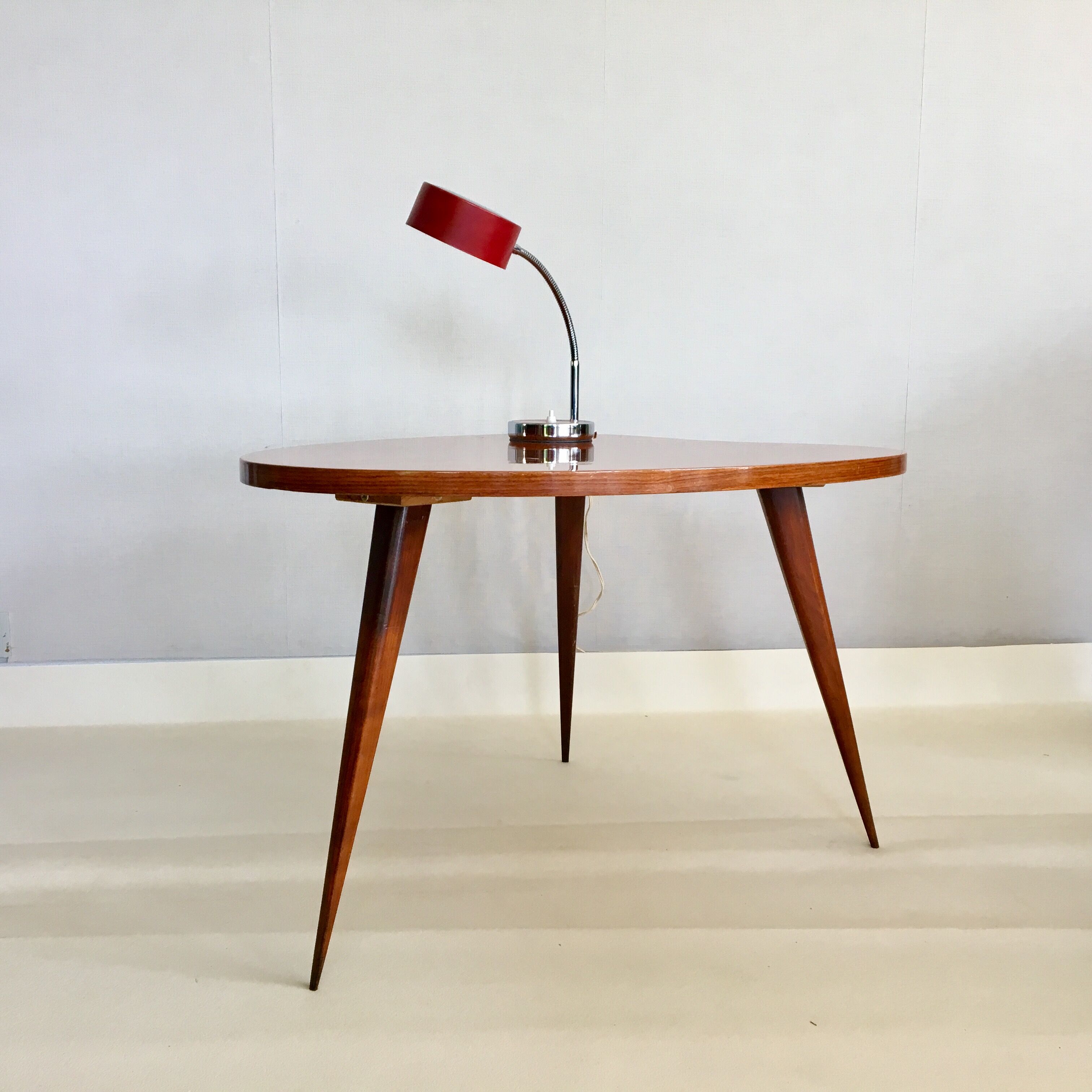 Table basse tripode scandinave
