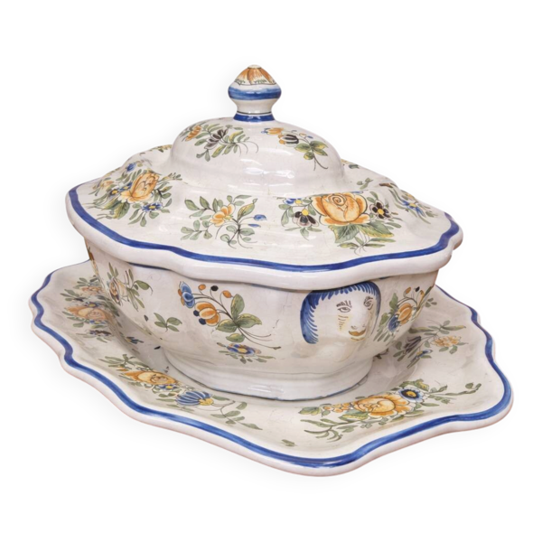 Enorme Soupière ancienne en faïence – décor floral – avec plateau assorti