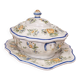 Enorme Soupière ancienne en faïence – décor floral – avec plateau assorti