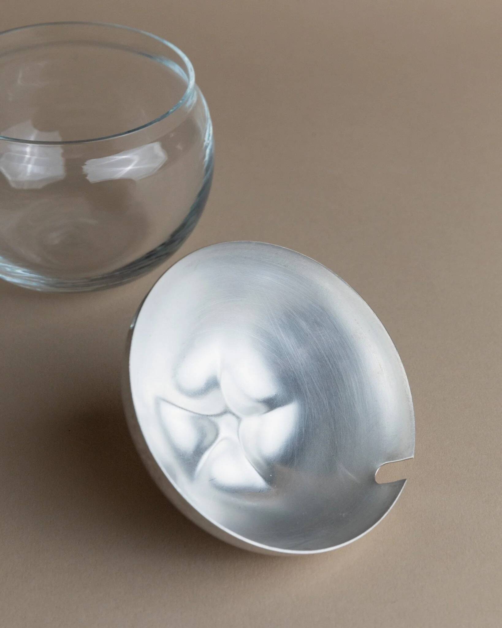 Bocal en verre transparent en forme de pomme vintage avec couvercle et cuillère en métal argenté – Angleterre des années 1950