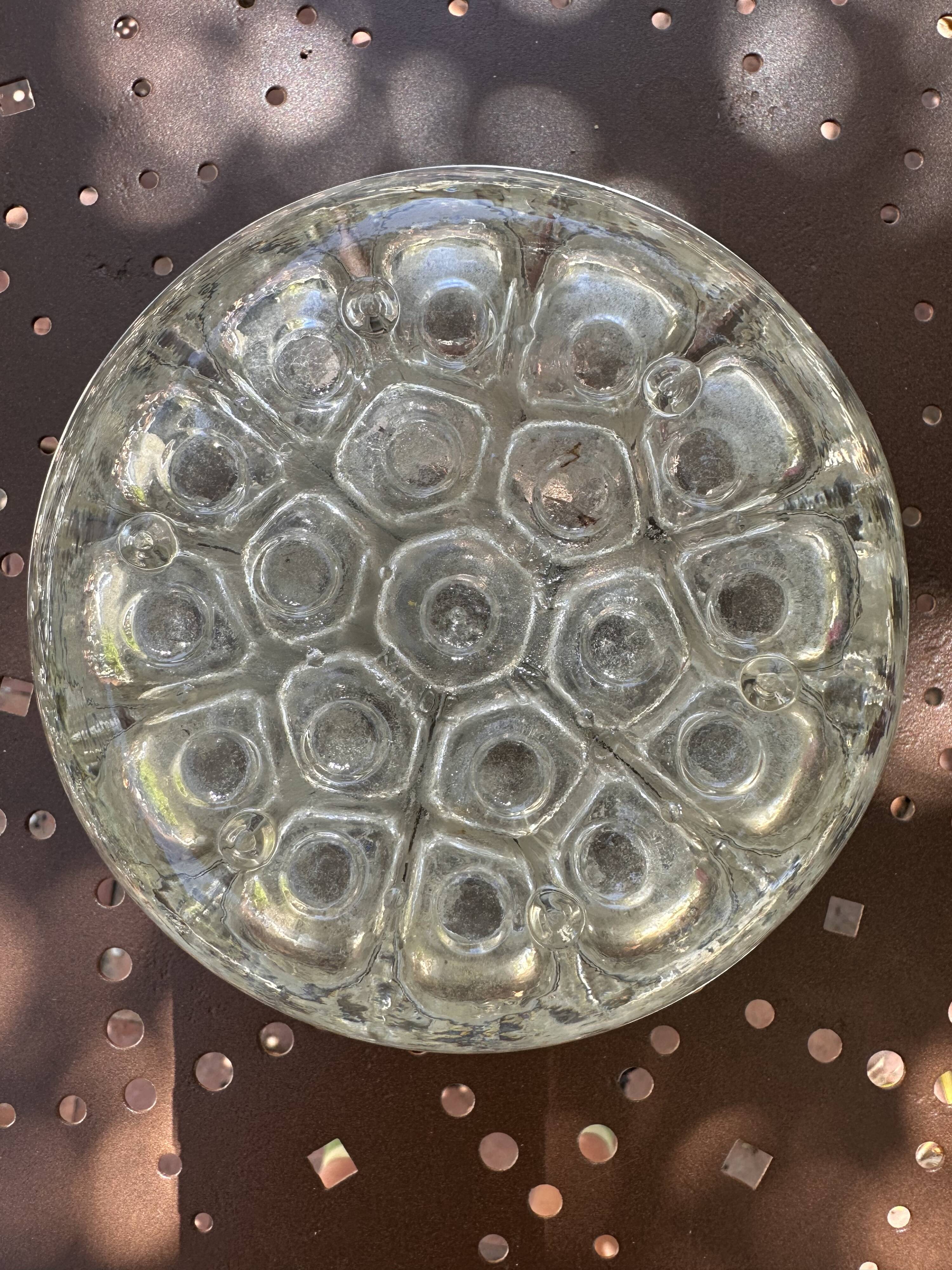 Ancien pique-fleurs en verre moulé transparent