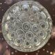 Ancien pique-fleurs en verre moulé transparent