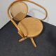 Chaise pivotante vintage en bois courbé.
