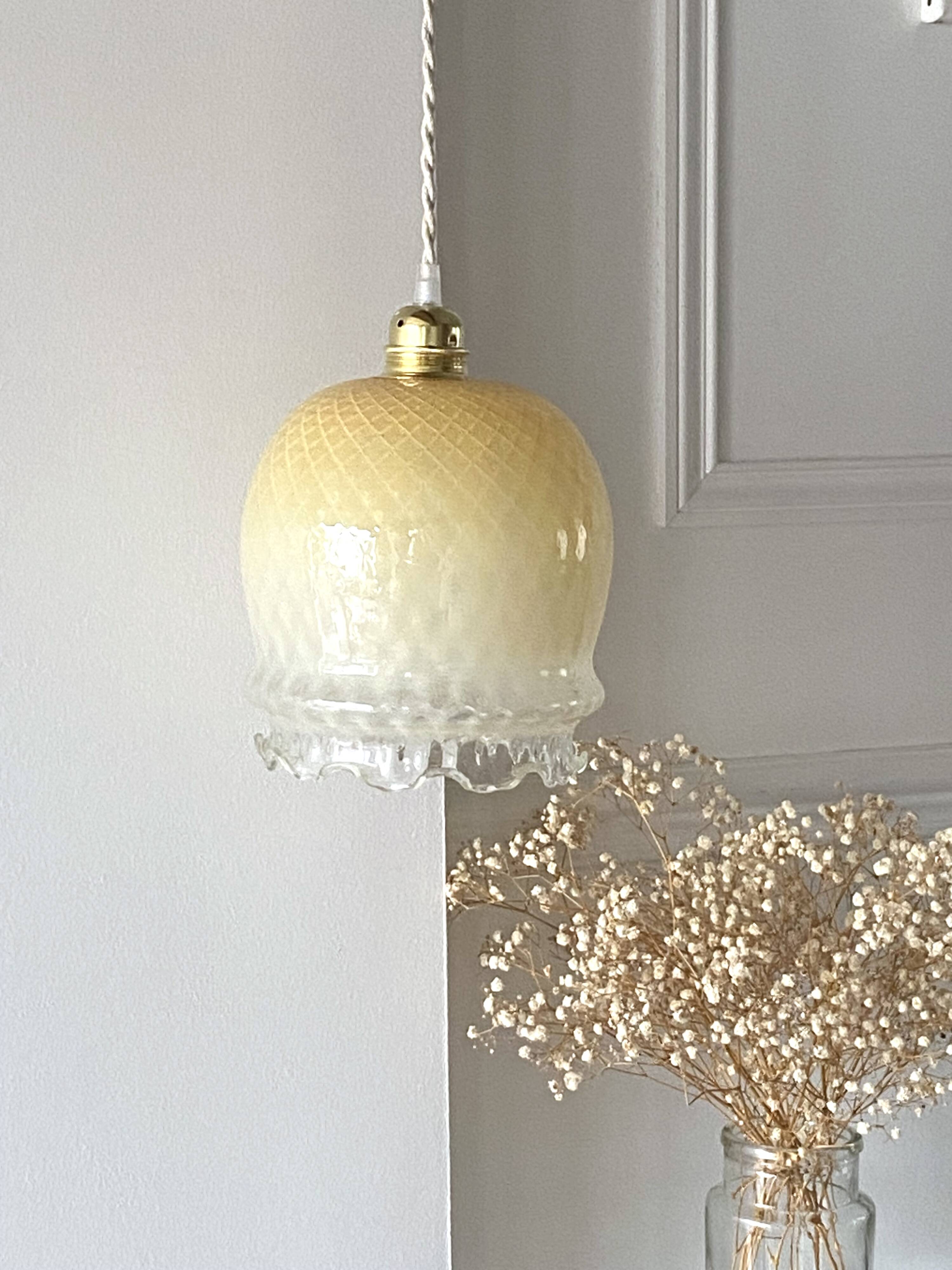 Vanilla pendant light