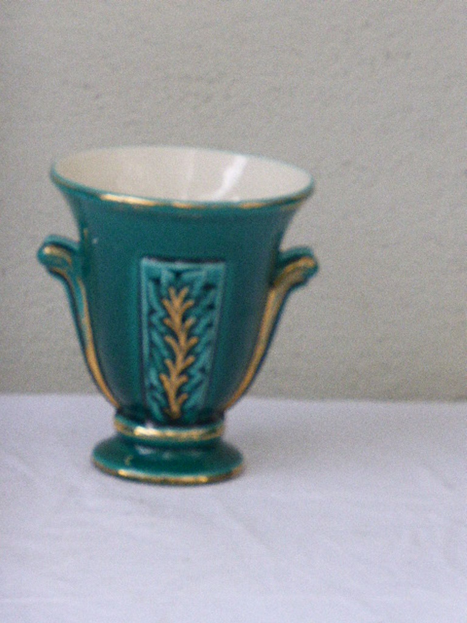 Vase amphore en céramique émaillée verte