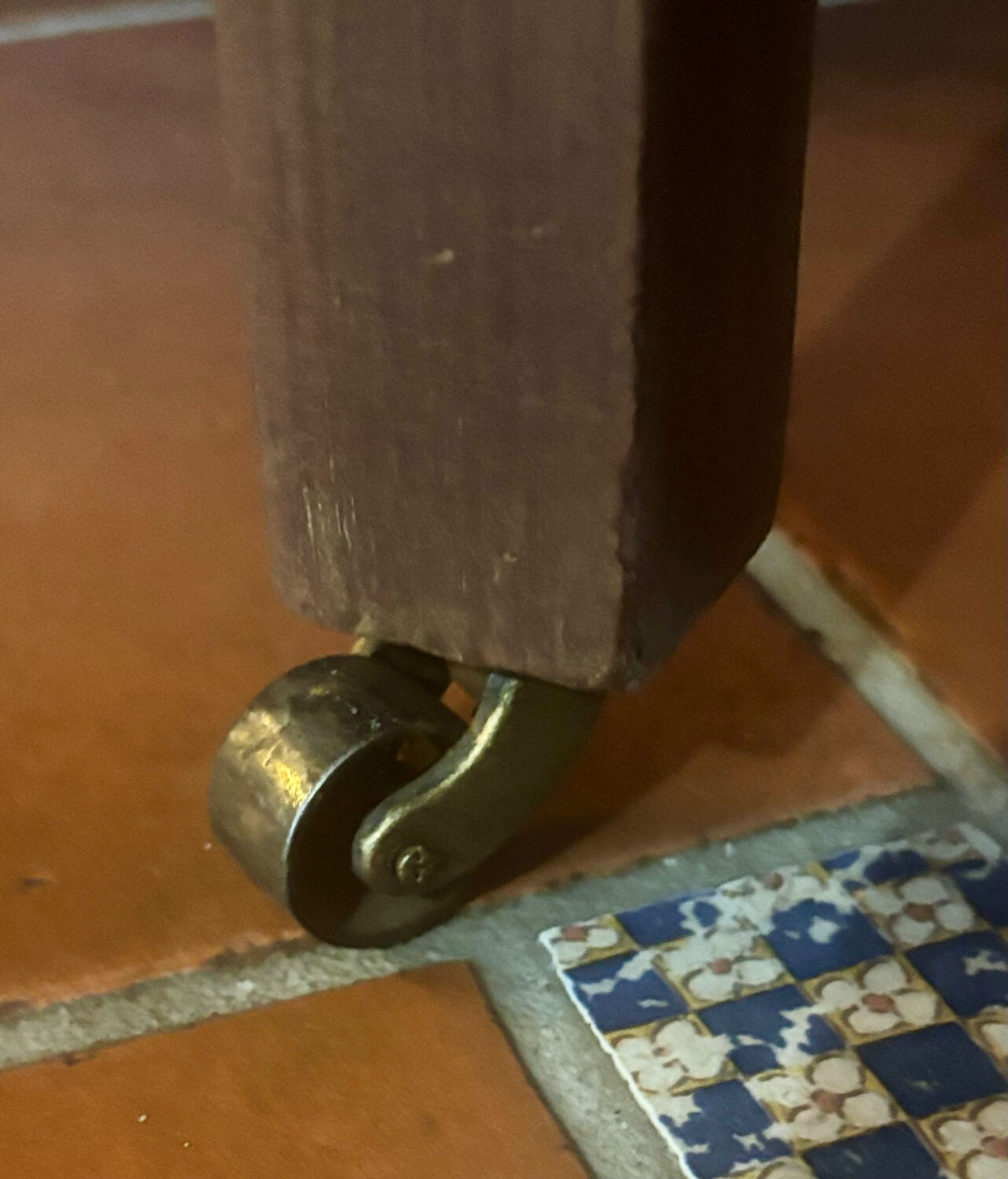 Commode ancienne française en merisier avec miroir – restaurée et peinte