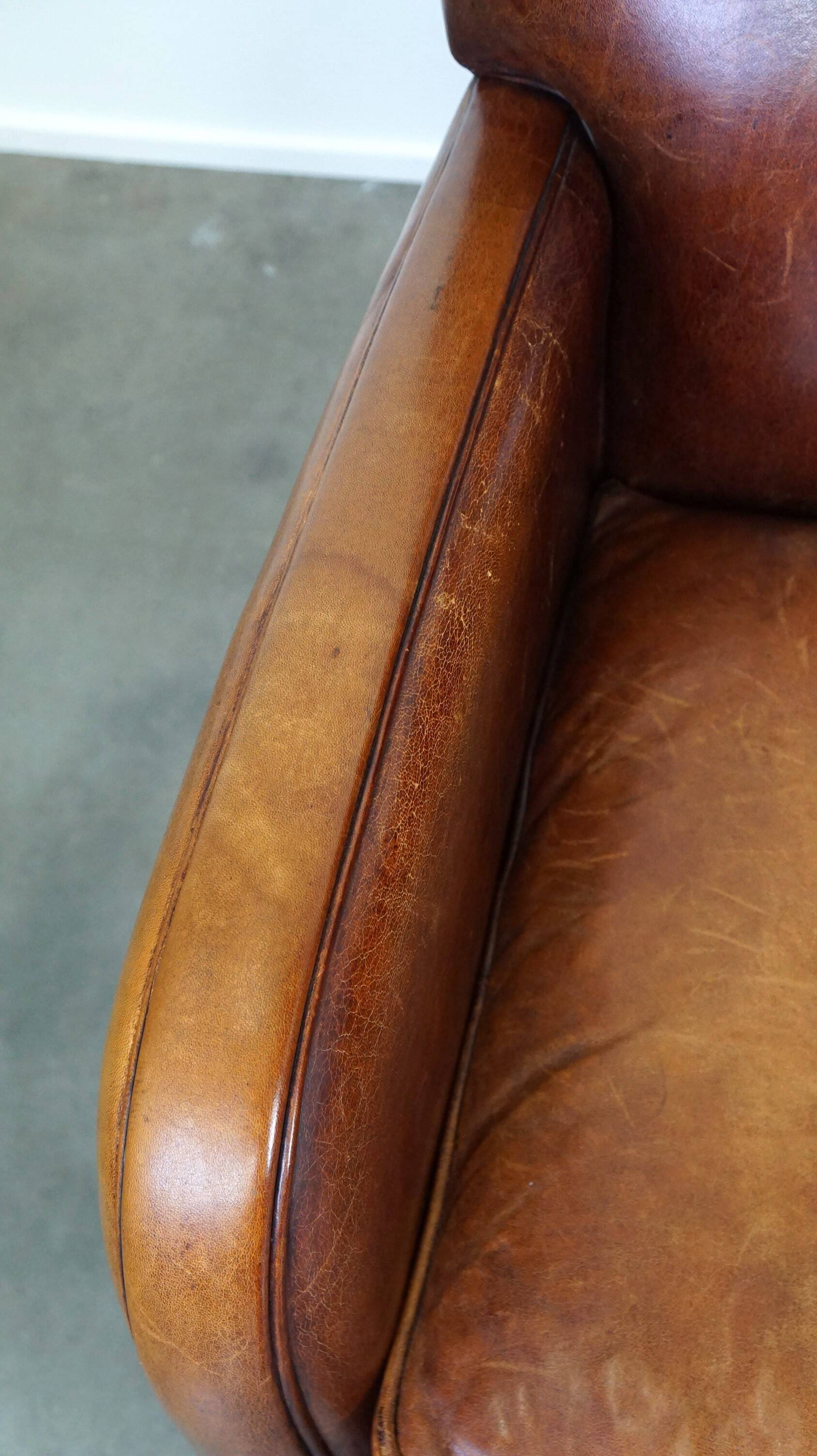 Set of 2 subtle sheepskin leather armchairs with a beautiful warm color scheme