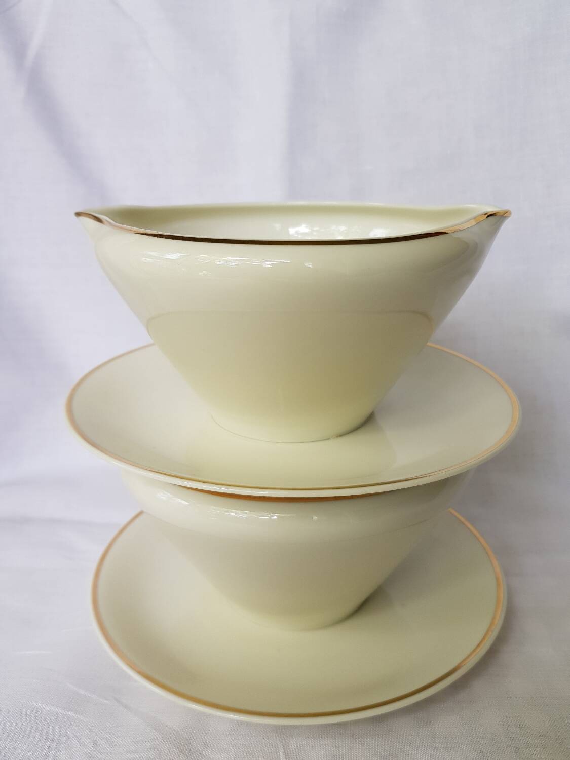 Set de 2 bols à soupe / saucières à bords dorés de Bavière, Allemagne, avec plaque inférieure attachée.