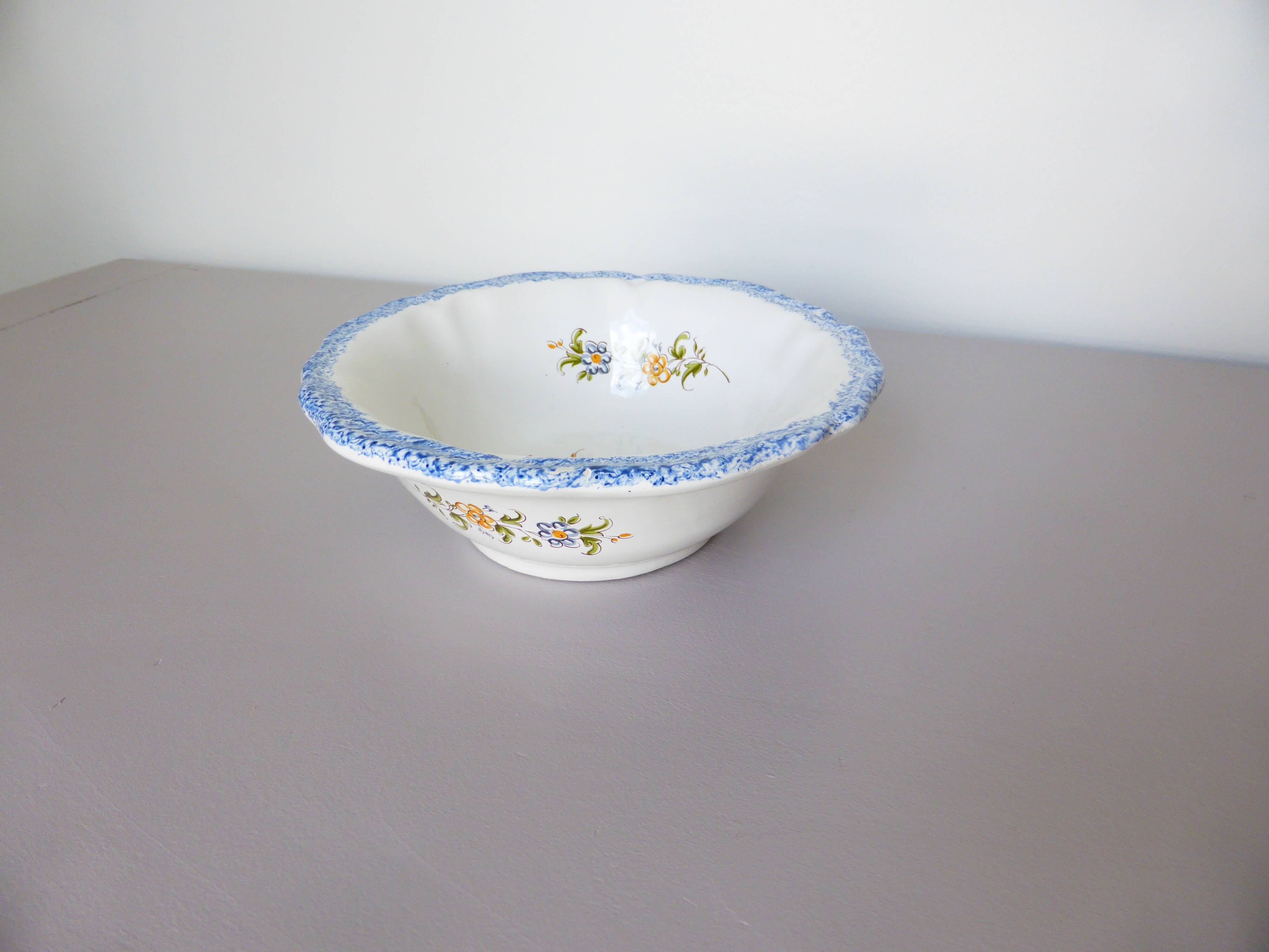 Empty pocket bowl from the French pottery, Moustier model 2008149.