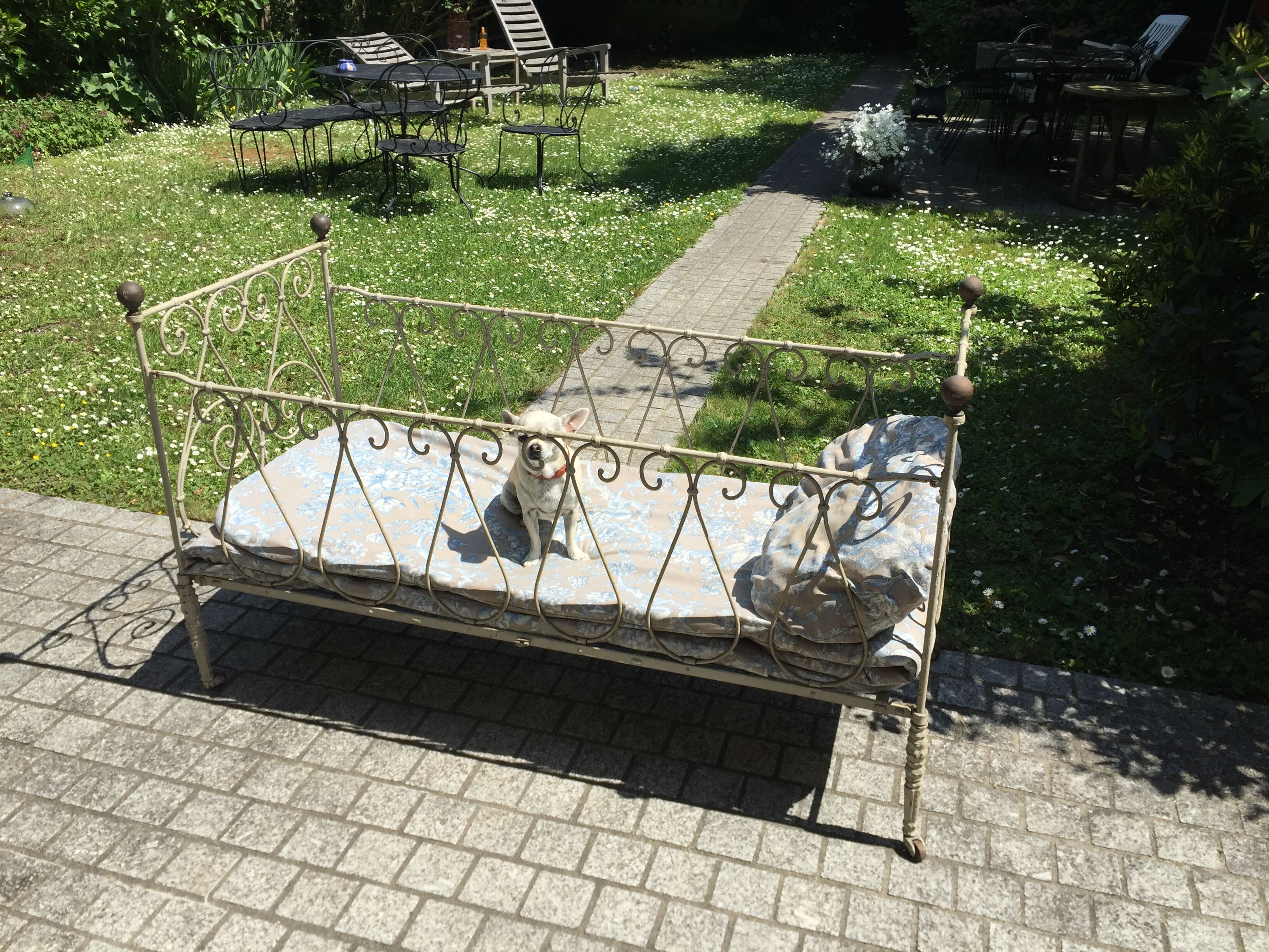 Ancien lit de bébé en fer forgé